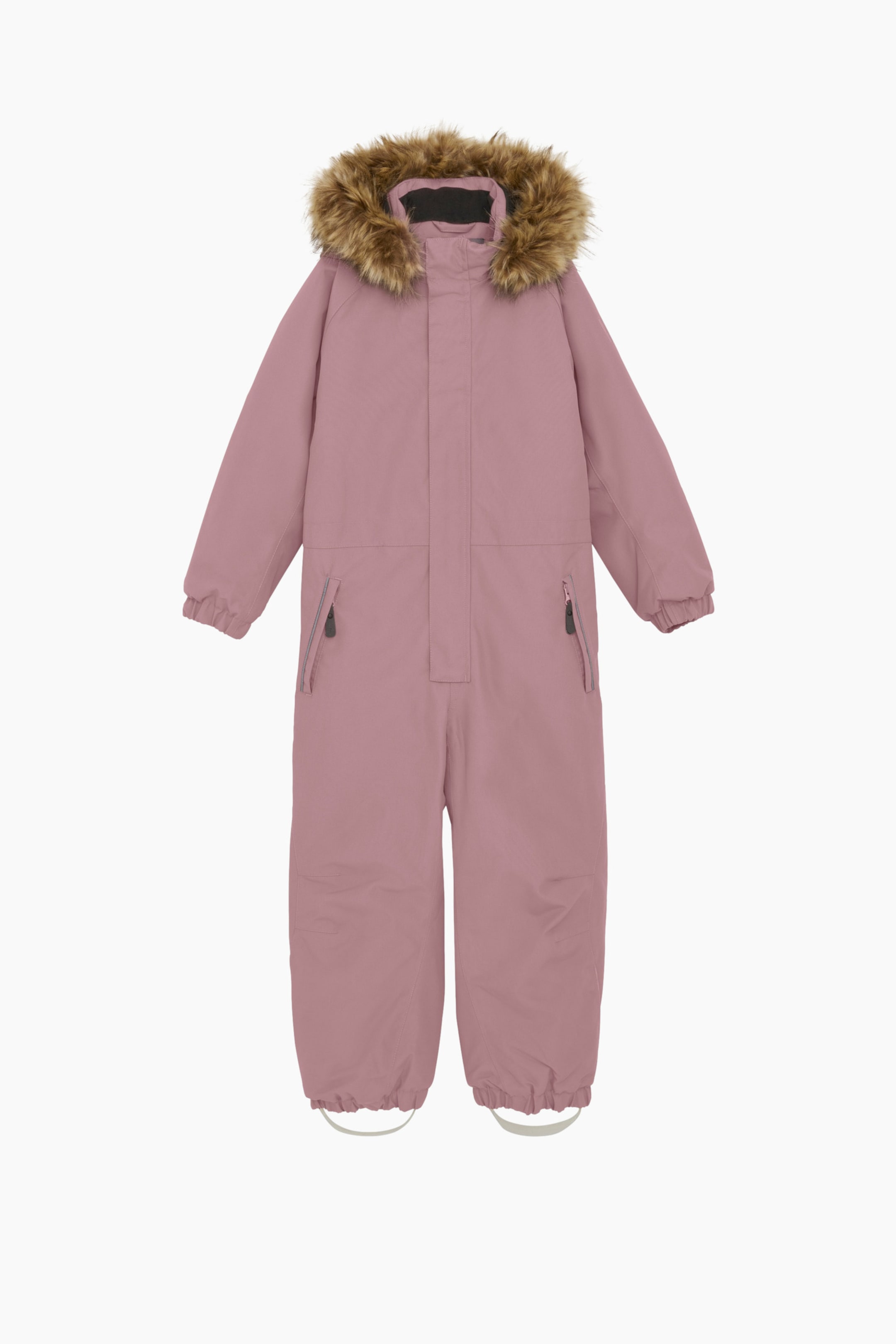 Visa större bild: En mauve-rosa overall är vänd framåt, med en huva kantad med brun fuskpäls. Två vinklade dragkedjefickor med mörka dragare syns på sidorna av överkroppen, medan elastiska muddar ses på ärmarna och elastiska stigbygelöglor är fästa vid benen.