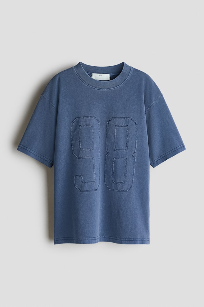 T-Shirt mit Print - Dunkelblau/98/Schwarz/Batikmuster/Dunkelgrau/Batikmuster/Mattrosa/West Coast Breeze/Dunkelblau/NY/Elfenbein/Fussball/Beige/Roll Your Luck - 1