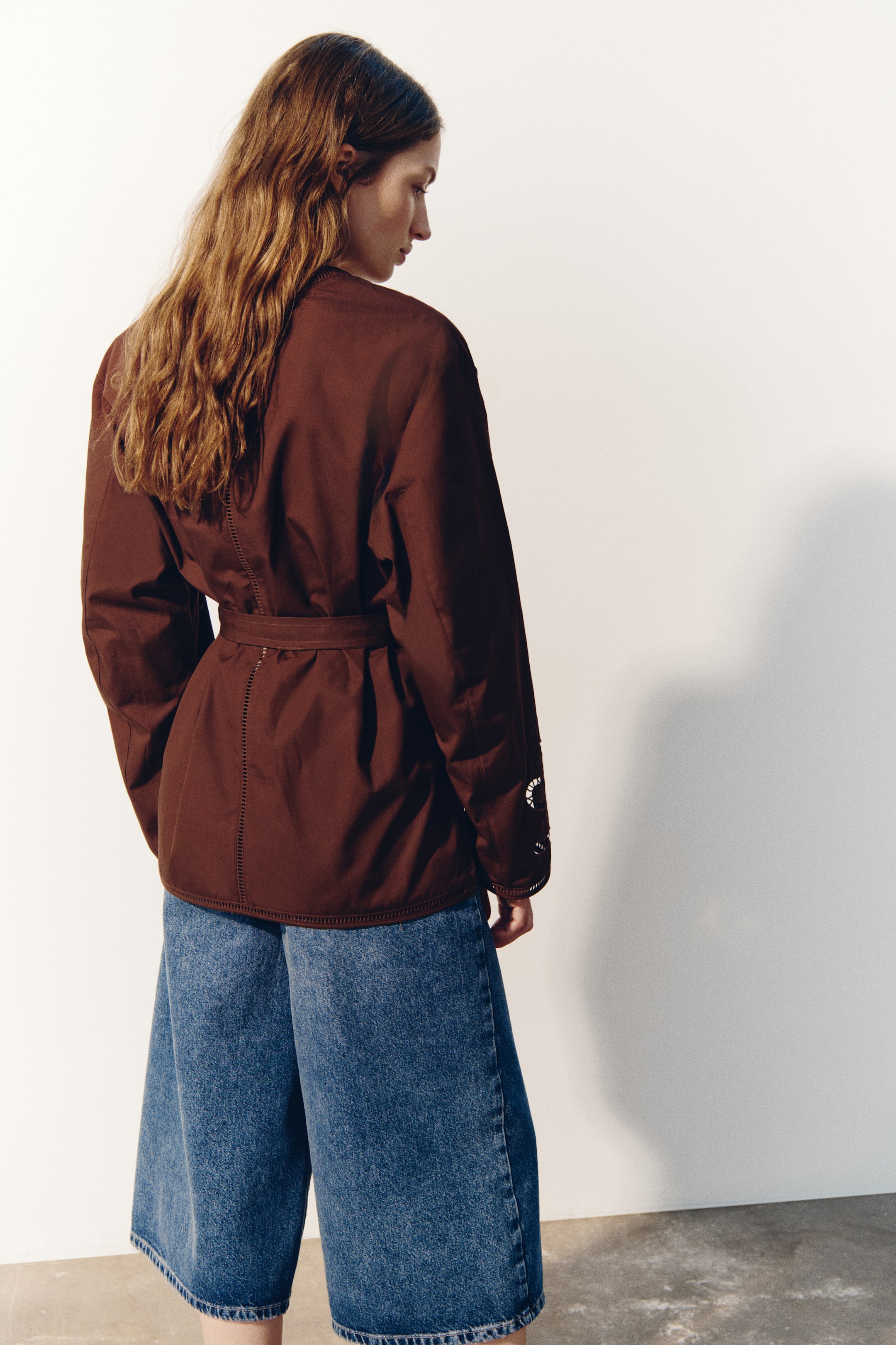 Женские куртки H&M Tie-Belt Jacket with Eyelet-Embroidered Details — фото 5