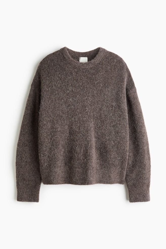 Un pulover supradimensionat din tricot maro melanj, moale Èi pufos, este prezentat din faÈÄ, având decolteu rotund cu striaÈii, umeri cÄzuÈi Èi mâneci lungi cu manÈete Èi tiv cu striaÈii. - 1