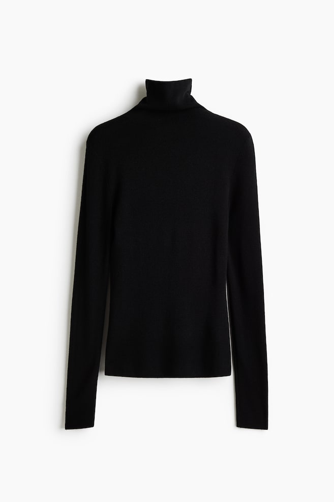 Ein schwarzer Feinstrick-Rollkragenpullover ist von vorne zu sehen und zeigt eine figurbetonte Silhouette mit hohem Umschlagkragen, leicht Ã¼berschnittenen Schultern und extra langen Ãrmeln. - 1