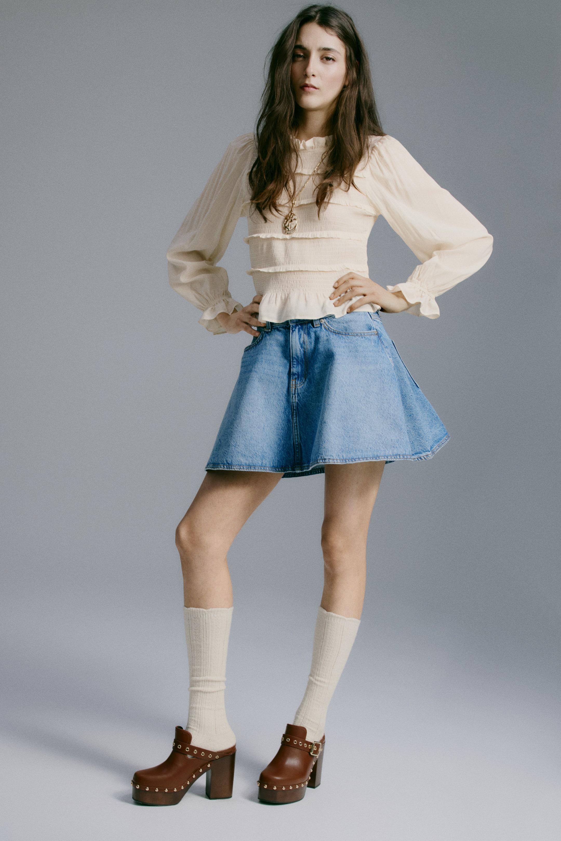 Xem ảnh lớn hơn: Chân váy mini denim xanh nhạt đã qua xử lý có thiết kế dáng chữ A với gấu xòe, cùng với túi trước lộ rõ và cạp váy. Váy được cắt xéo nhẹ về phía trước, phô bày toàn bộ hình dáng của nó.