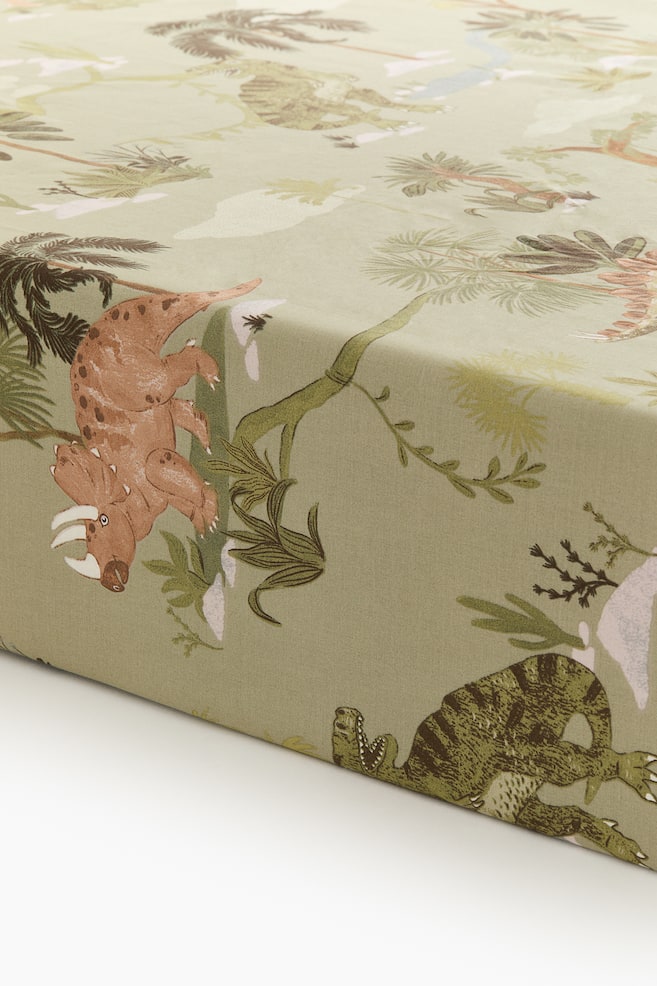 Lençol-capa em algodão com padrão - Verde/Dinossauros/Bege acinzentado claro/Floral/Rosa claro/Floral/Rosa claro/Padrão/Verde escuro/Riscas/Verde claro/Veículos/Branco/Bolas/Bege claro/Unicórnios/Rosa claro/Riscas/Branco/Árvore de Natal/Branco/Riscas vermelho escuro - 1