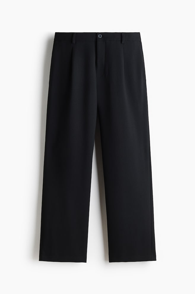 Diese schwarze Hose ist von vorne zu sehen und prÃ¤sentiert eine gerade Silhouette mit einem Bund mit GÃ¼rtelschlaufen, einem einzelnen Knopfverschluss und Vorderfalten. - 1