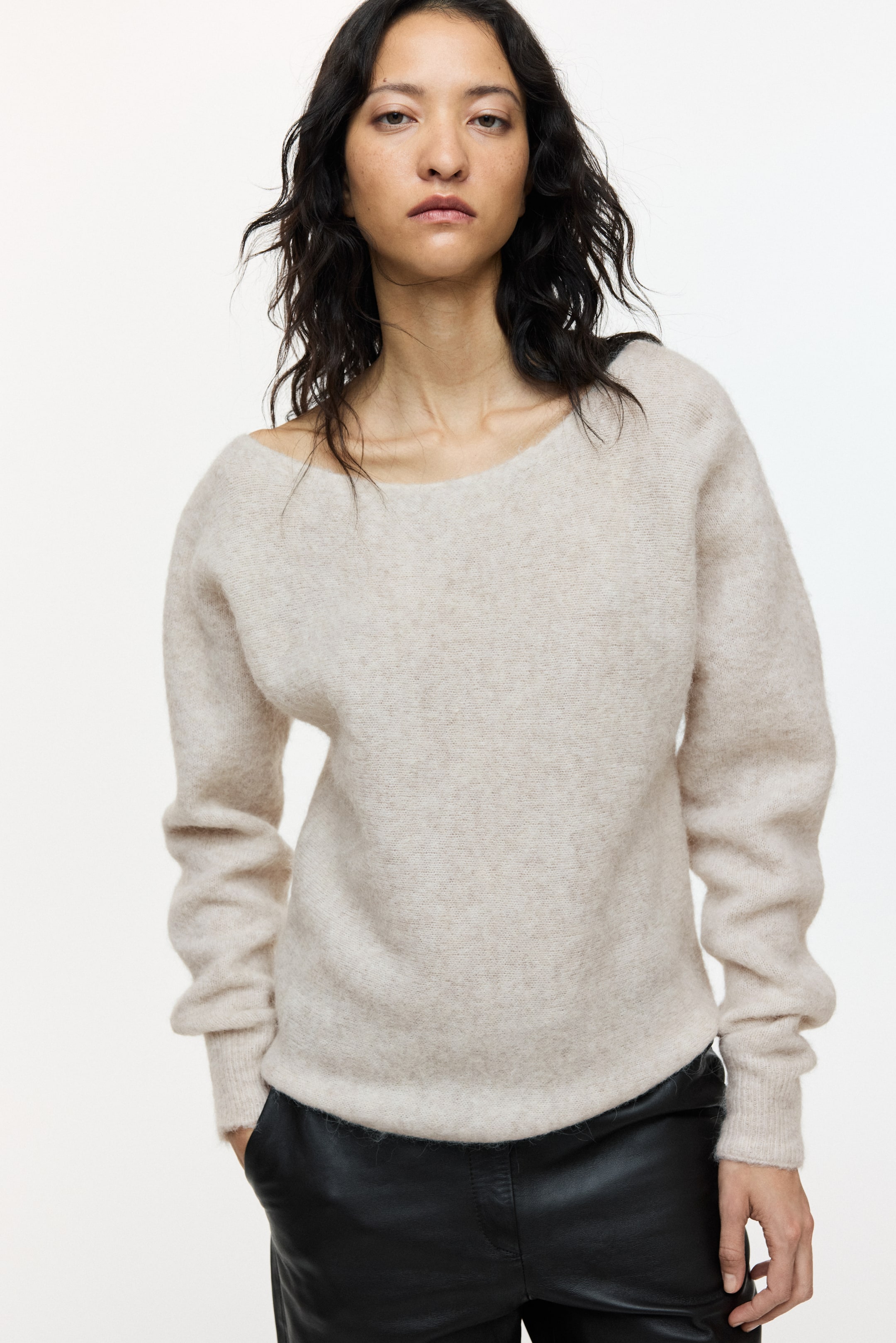 拡大画像を表示: アルパカブレンド ワンショルダーセーター - ライトベージュ - レディース | H&M JP 1