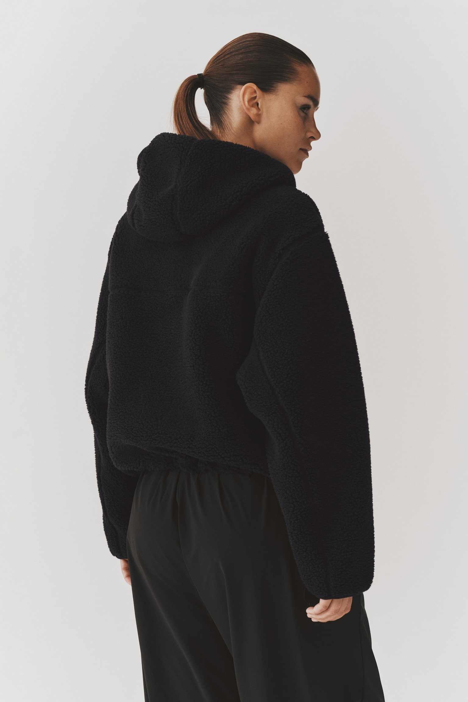 Женская куртка H&M Move Loose-Fit Hooded Teddy Fleece Activewear, цвет: Чёрный — фото 7