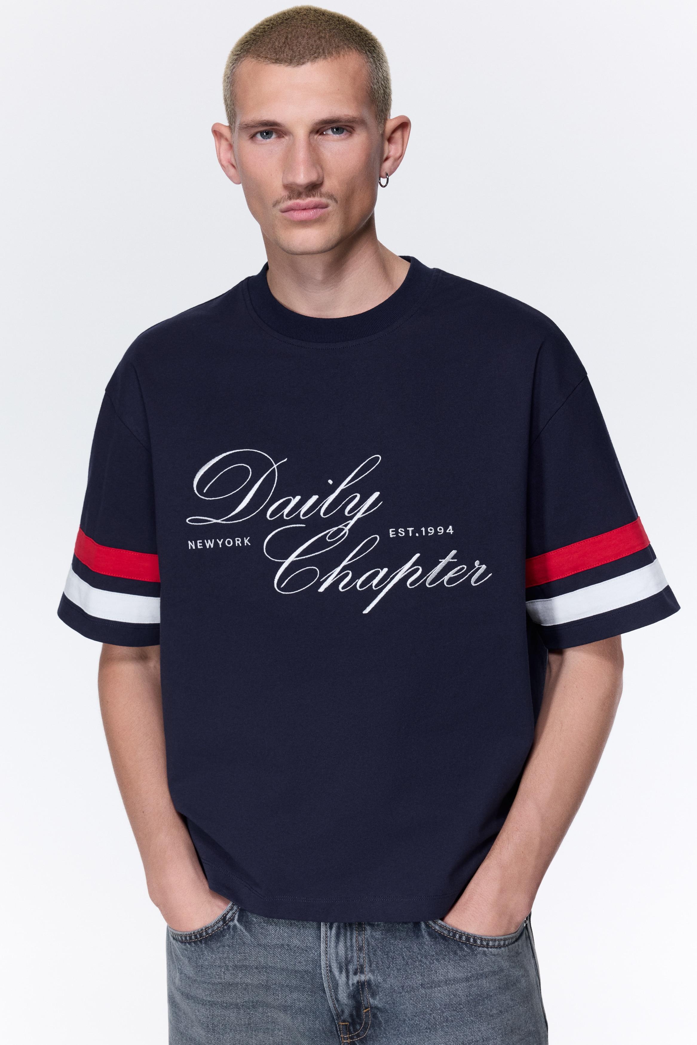 T-Shirt in Loose Fit - Dunkelblau/Daily Chapter/Weiß/Daily Chapter