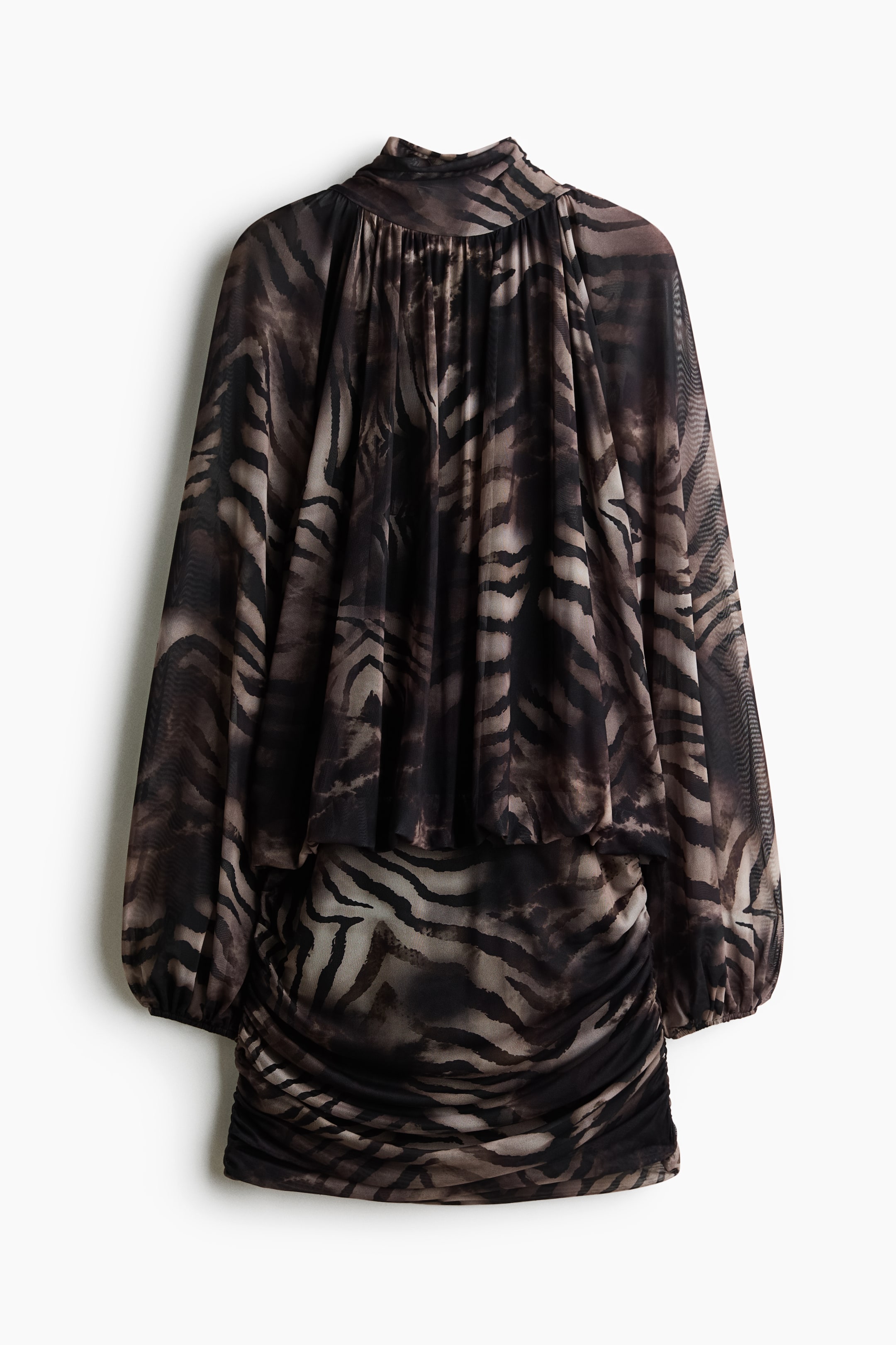 Größeres Bild ansehen: Ein langärmliges Minikleid mit dunkelbraunem und schwarzem Zebra-Print hängt in Vorderansicht. Das Kleid präsentiert einen hohen Stehkragen, ein drapiertes, locker fallendes Oberteil-Overlay, halbtransparente Blousonärmel mit elastischen Bündchen und einen taillierten, horizontal gerafften Rock.