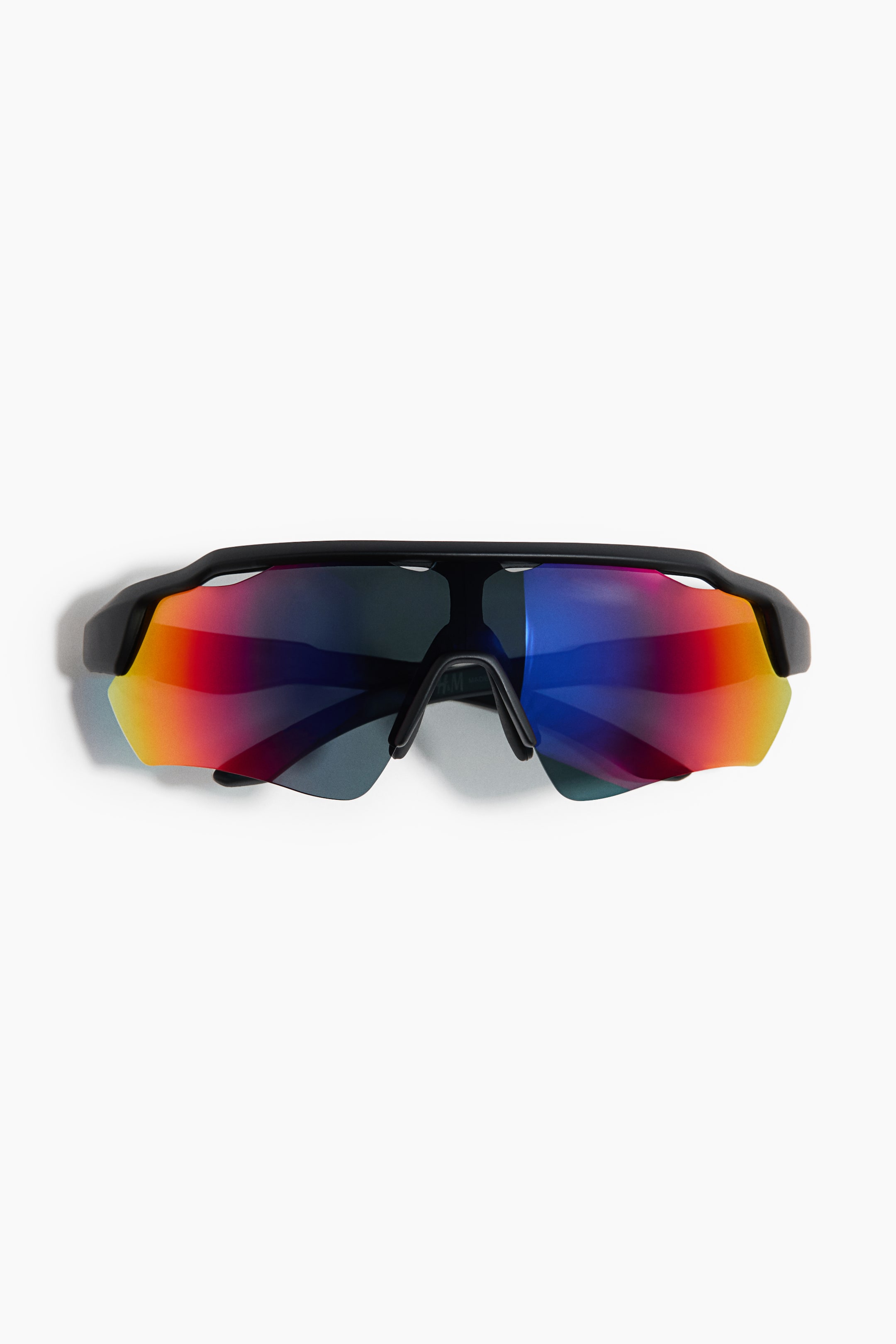 Größeres Bild anzeigen: Visier-Sonnenbrille ist frontal ausgerichtet, mit schwarzen Kunststoffrahmen und Bügeln. Das große, einteilige, UV-schützende, polarisierte Glas reflektiert einen lebendigen Regenbogenverlauf.