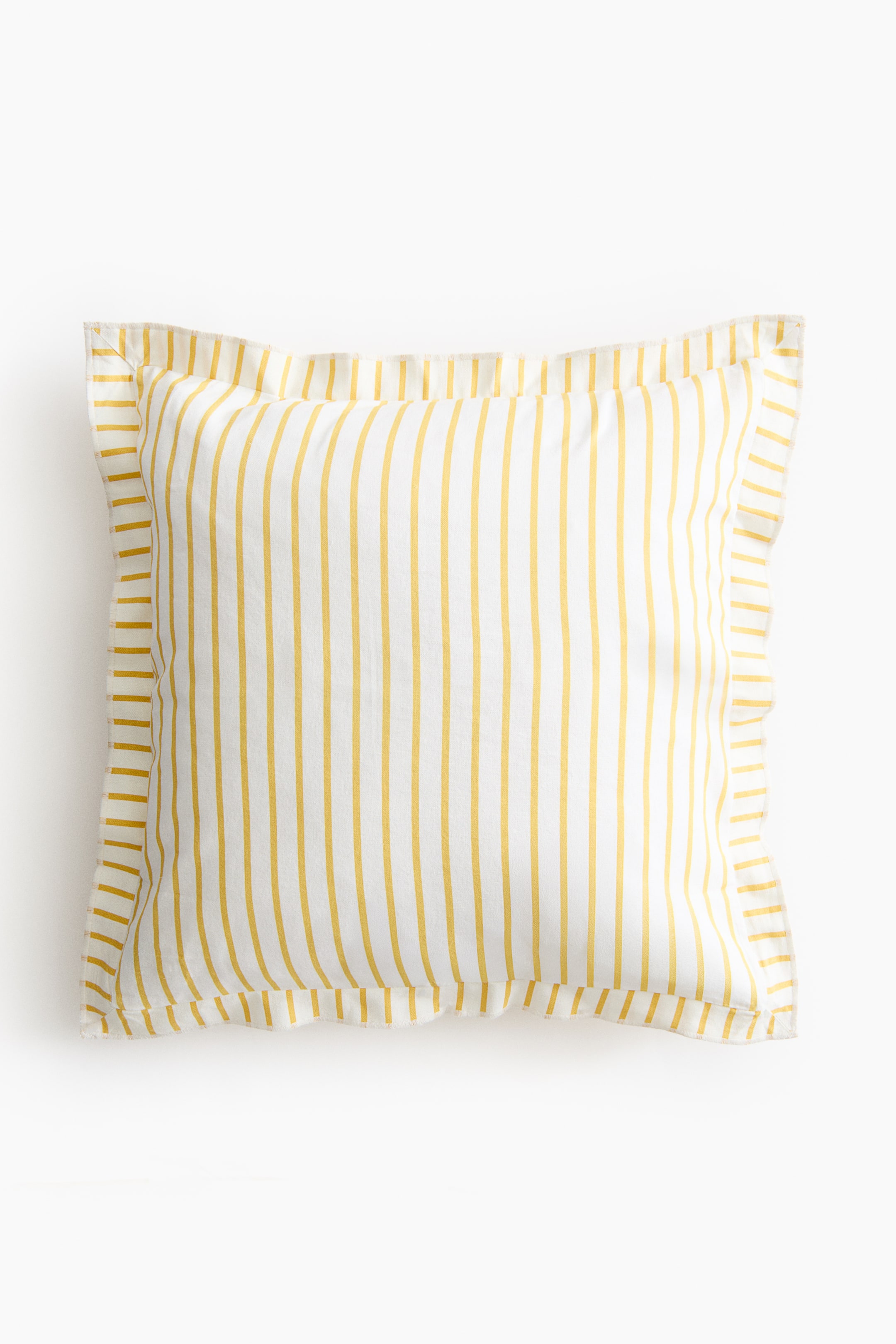 拡大画像を表示: 枕は正面から見たビューを提供しており、白い生地のボディに縦の黄色いストライプが特徴です。縁にはフリルのフランジがあり、こちらも黄色と白のストライプで模様が施されています。