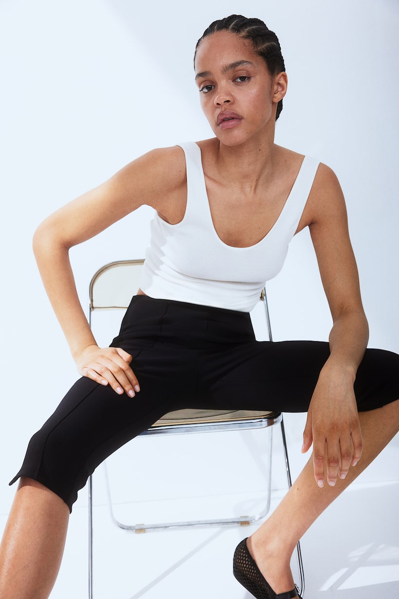H&m 3/4-length leggings in heavy jersey crêpe. High waist with concealed elastication, sewn-in creases down the front and a small slit at the hems.