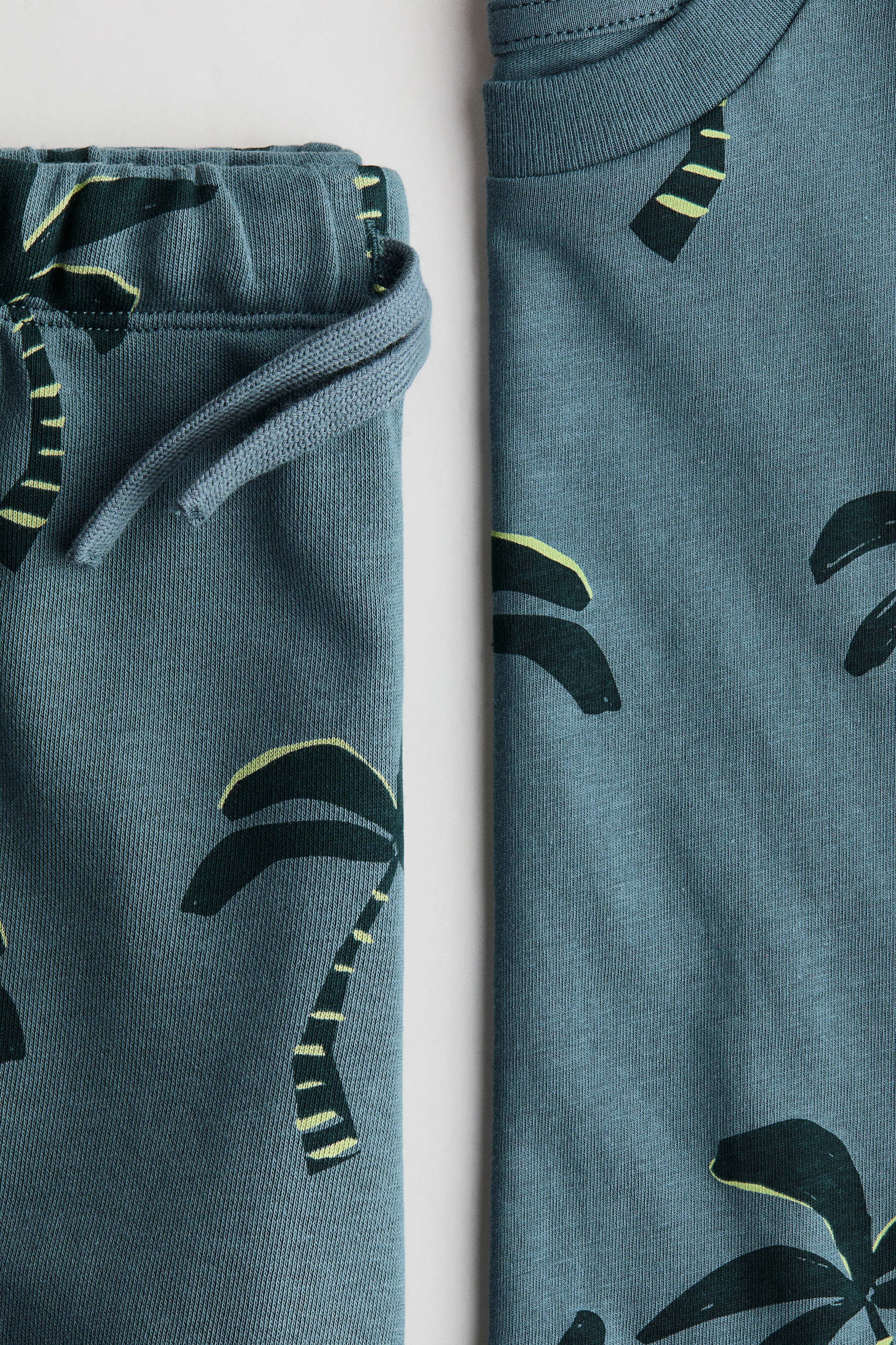 Green/Venice 2-Piece T-Shirt and Sweatshorts Set for kids | H&M US