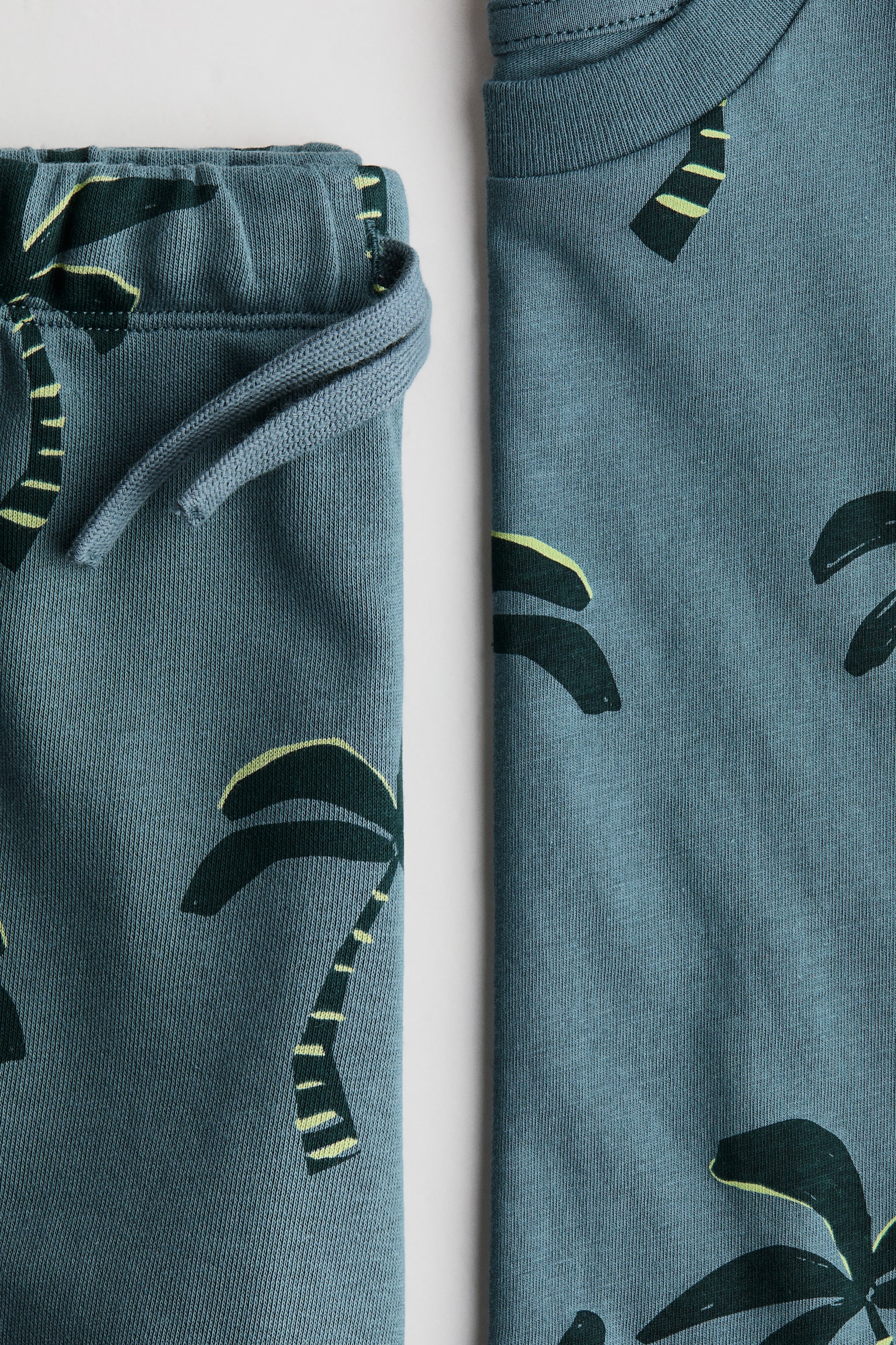 Детский комплект H&M 2-Piece T-Shirt and Sweatshorts Set, цвет: Бирюзовый / Пальмовый — фото 2