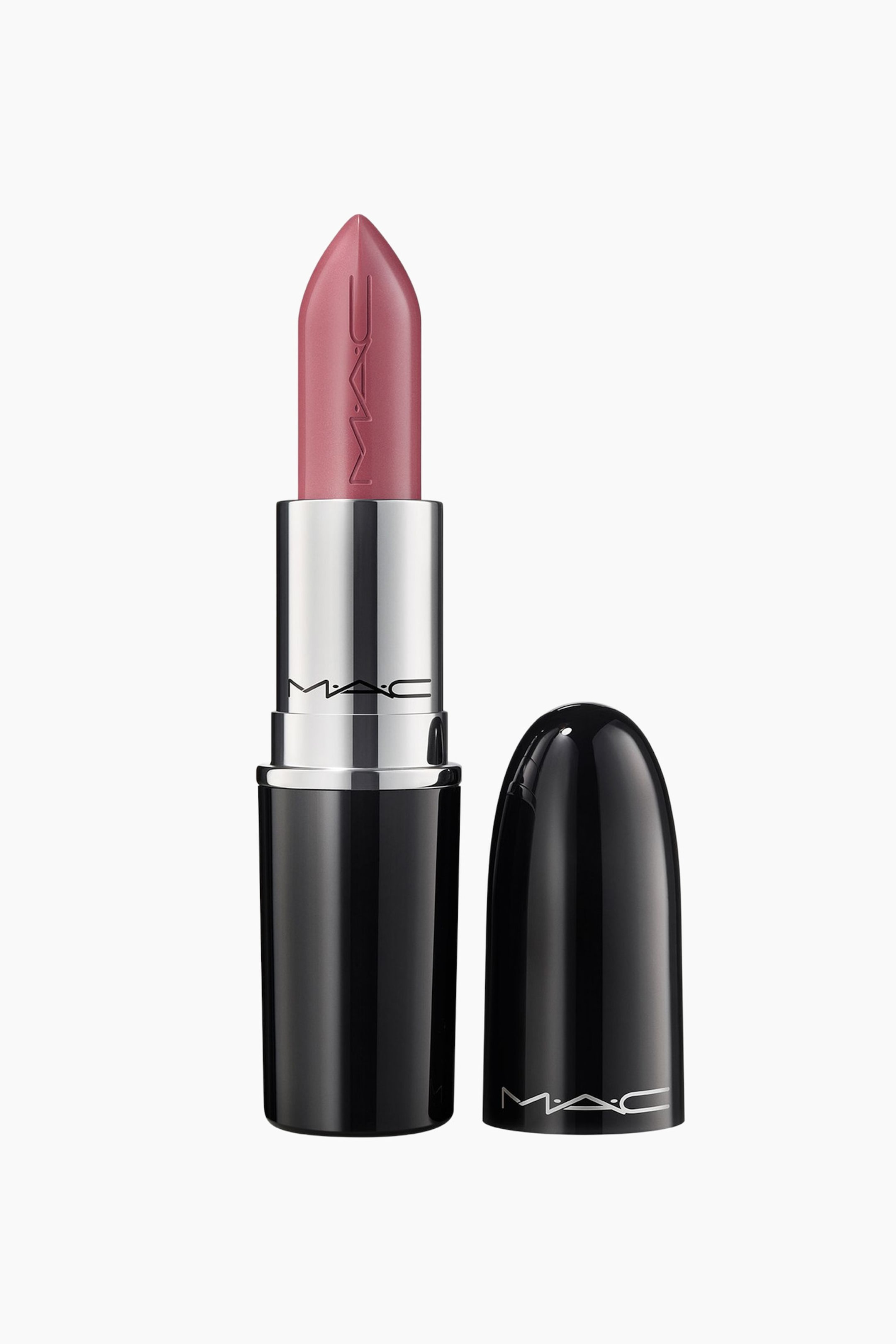 Visa större bild: Ett läppstift står upprätt och visar en rosa, vinklad stift med ett präglat MAC-logotyp. Dess glansiga svarta och silverfärgade hylsa är öppen, med det matchande kupolformade locket vilande bredvid, som också har en MAC-logotyp.