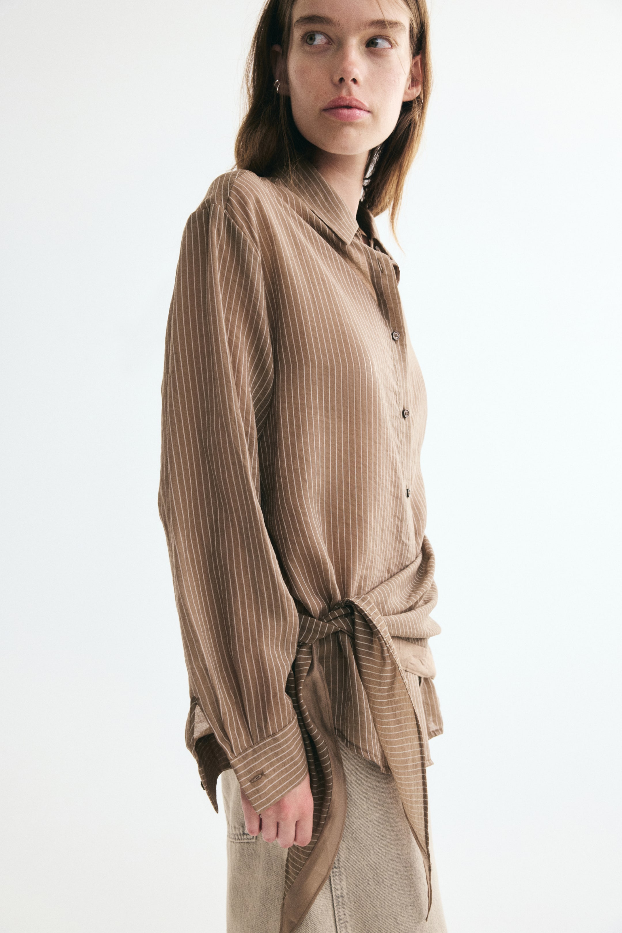 Zobraziť väčší obrázok: Košeľa s ozdobným šálom - Tmavobéžová/prúžkovaná - ŽENY | H&M SK 1