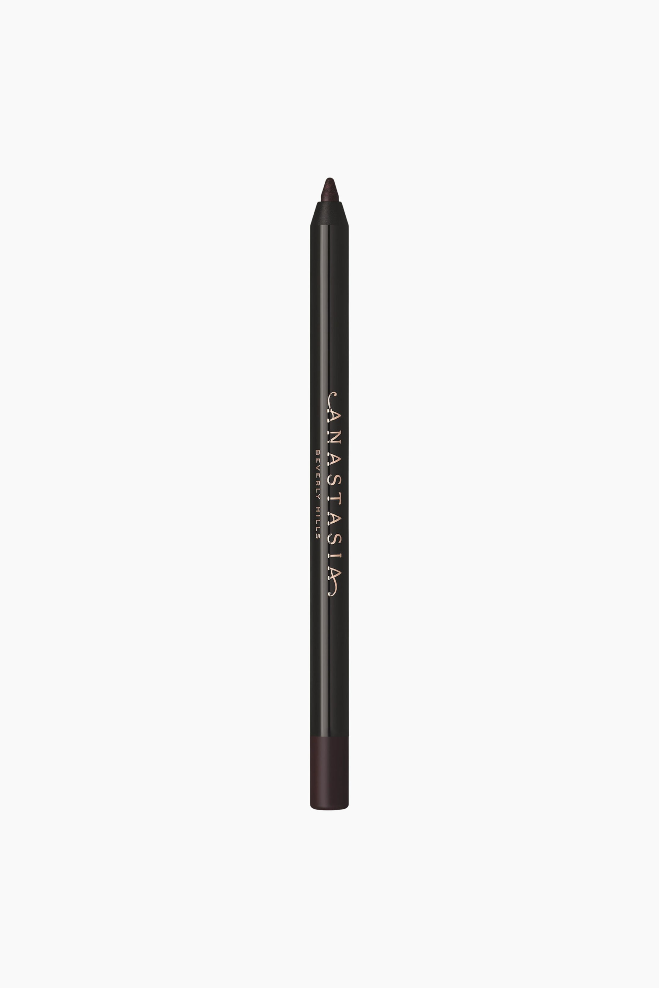 Näytä suurempi kuva: Anastasia Beverly Hills -meikkikynä seisoo pystysuorassa, ja siinä on musta runko sekä metallinhohtoiset kultaiset kirjainmerkinnät. Kynässä näkyy ylhäällä teroitettu tummanluumun sävyinen kärki ja alaosassa siihen sopiva tummanluumun sävyinen päätykorkki.