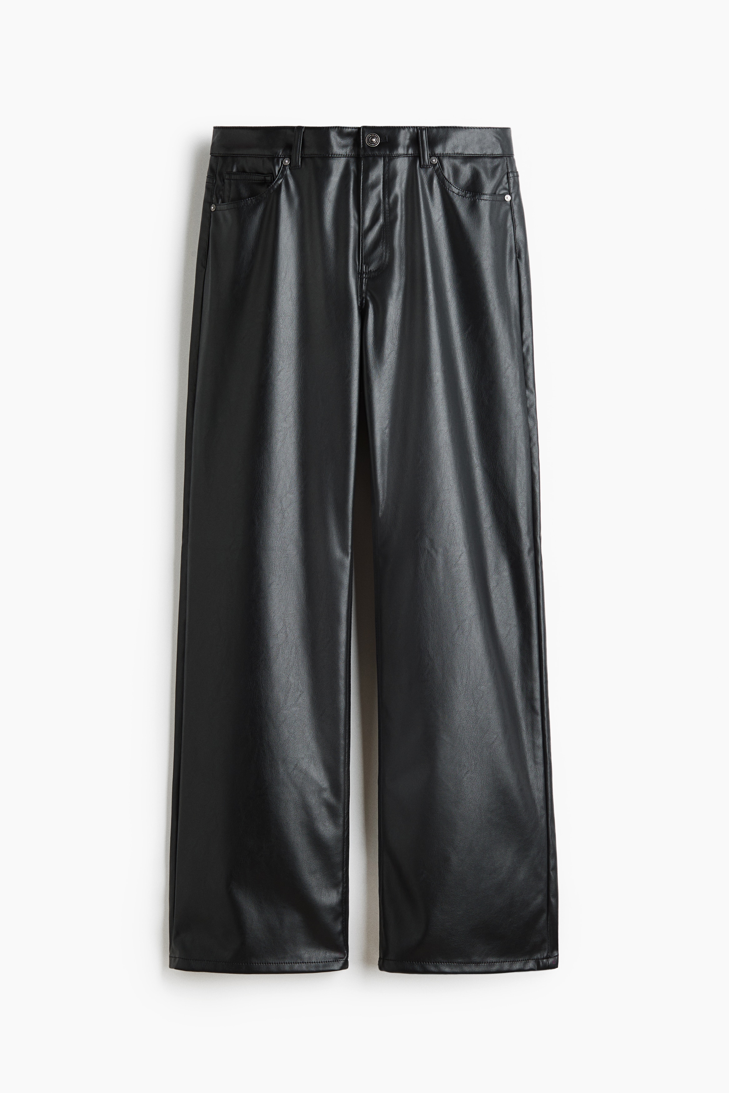 Weit geschnittene Five-Pocket-Hose aus schwarz beschichtetem Stoff, getragen vom Model, mit Wide-Leg-Silhouette und sichtbarem Knopfverschluss am Bund. Die Hose wird mit einem hellbeigen, gerippten Tanktop und dunklen flachen Schuhen kombiniert.