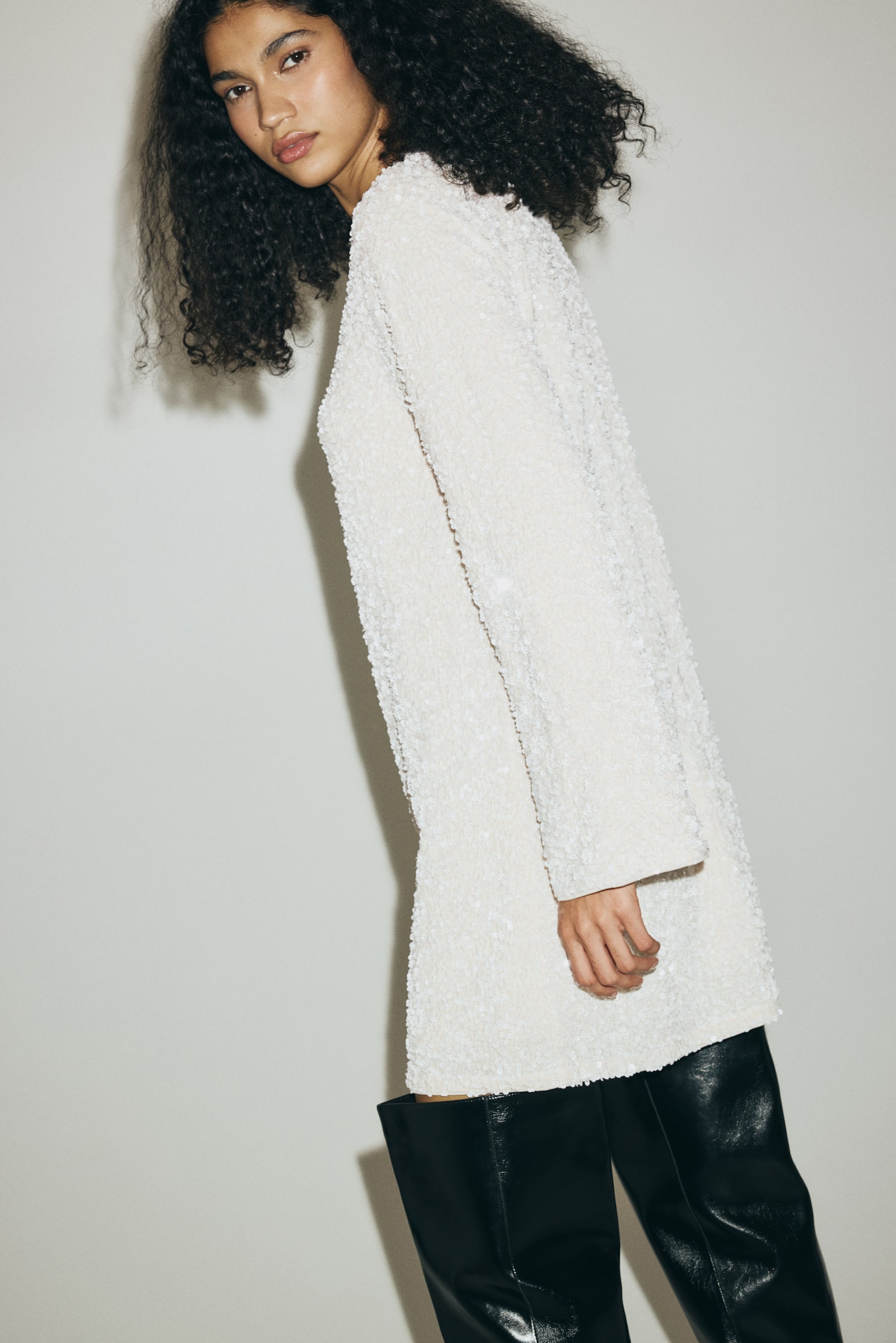 Cekinowa sukienka mini - Biały/Ciemnobrązowy - 6