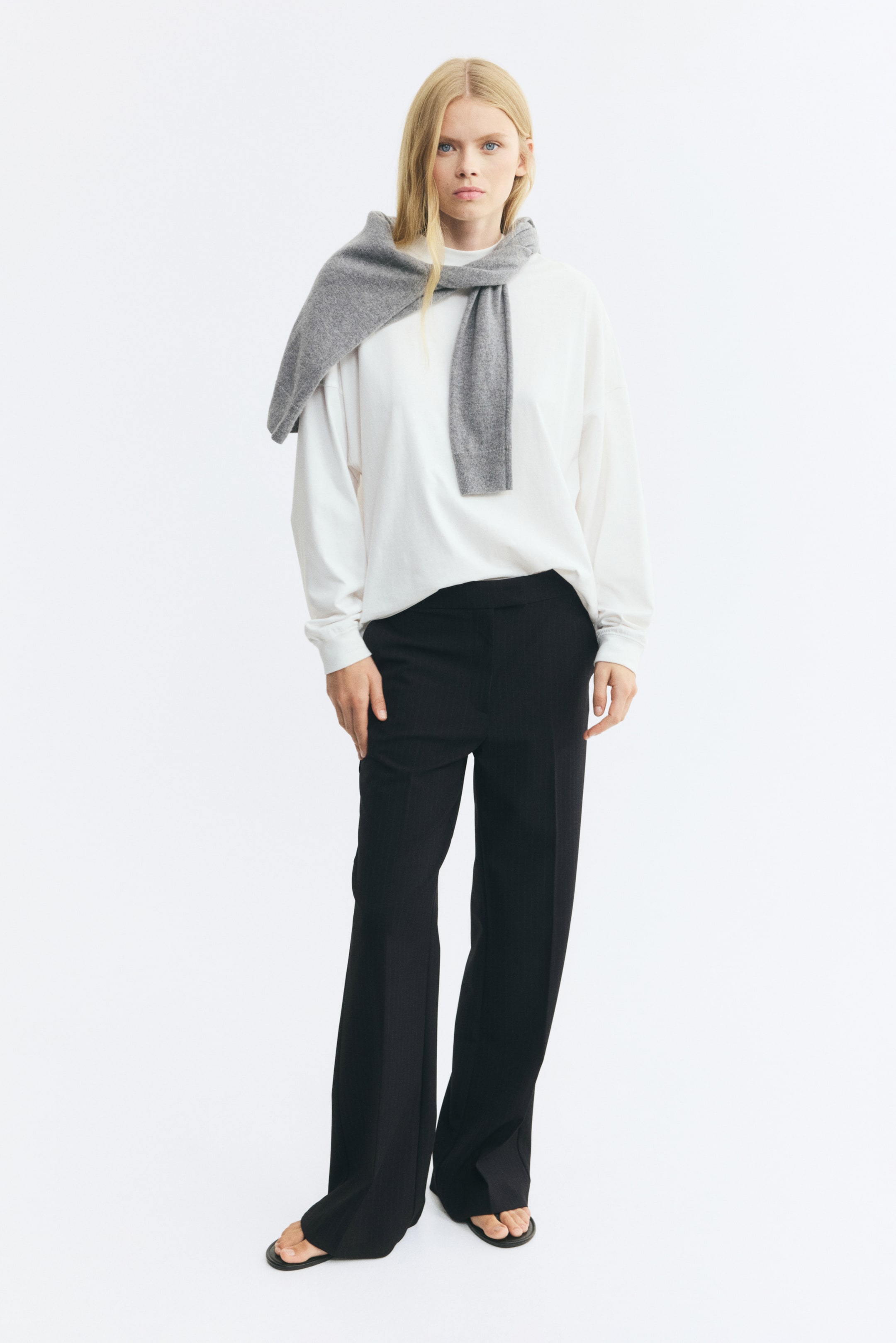 Visa större bild: Bootcut-byxa - Marinblå/Kritstrecksrandig - DAM | H&M SE 1