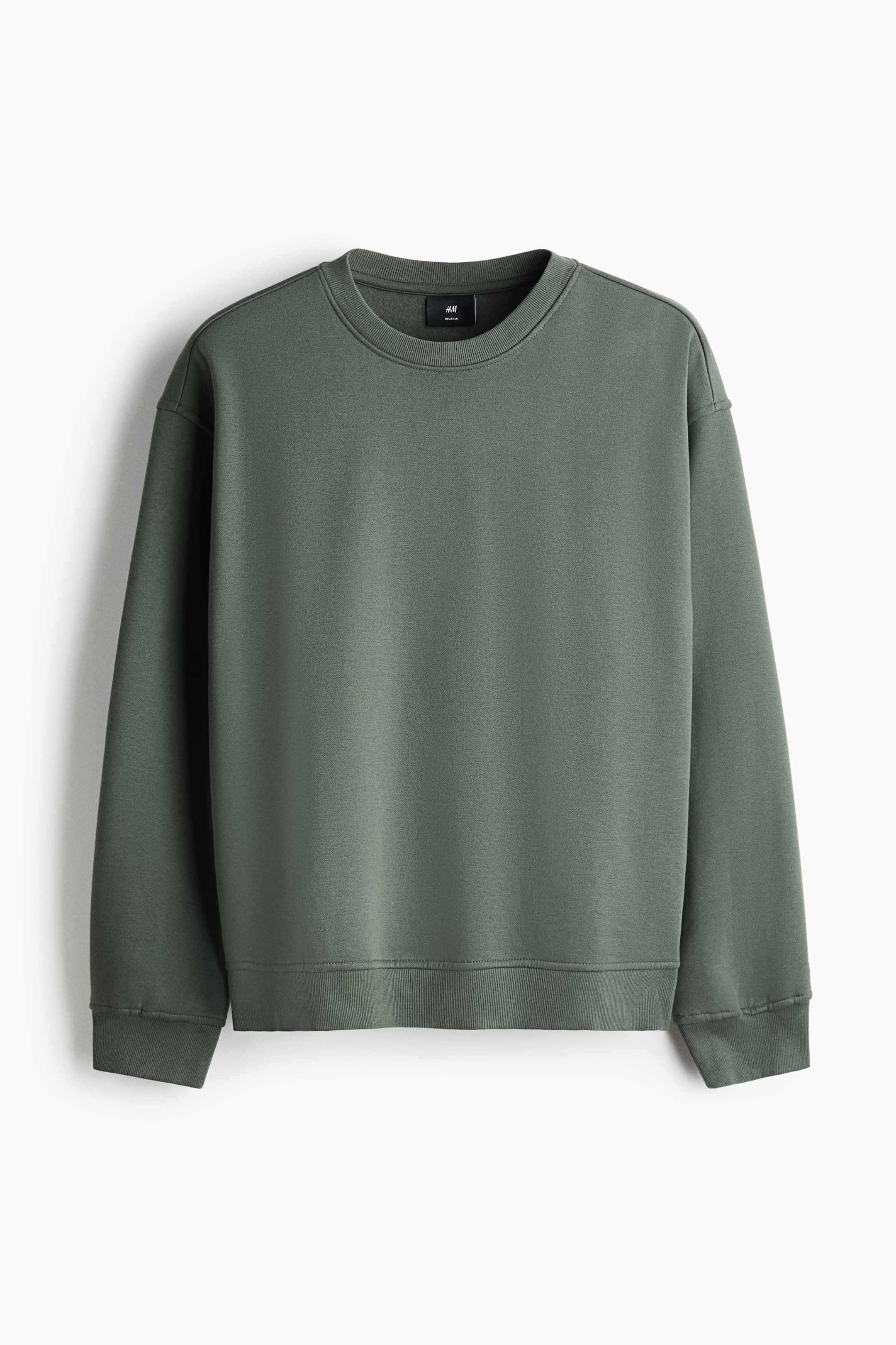 Agrandir l'image: Un sweat-shirt vert olive est présenté de face, avec un col rond bordé de côtes, des épaules tombantes, des manches longues avec de larges poignets et ourlet côtelés, et une silhouette ample.