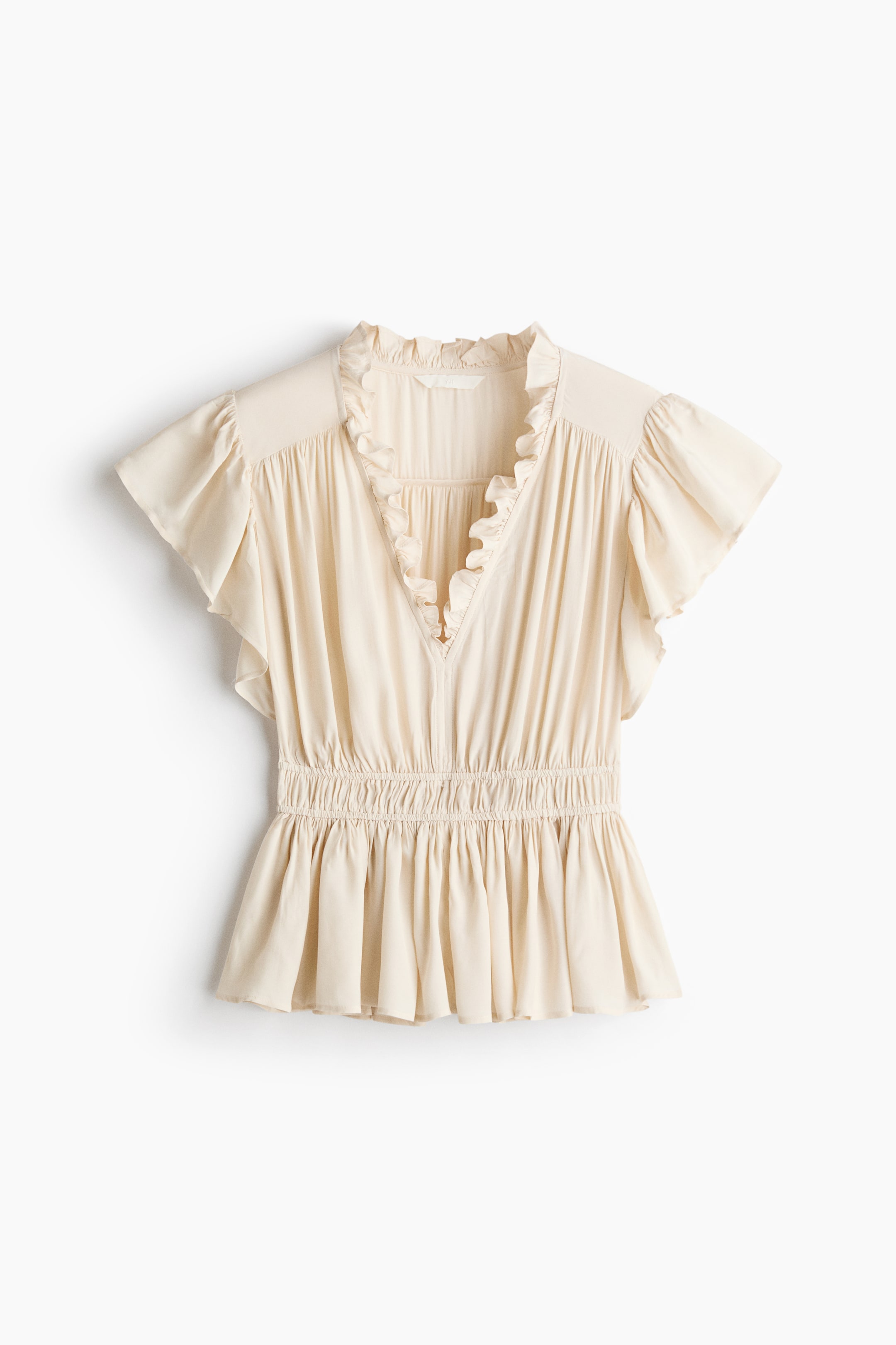 Se større billede: En cremefarvet blouson-top viser sin front, med en flæset V-udskæring og en flæset ståkrave. Den fremhæver korte flæseærmer og en rynket elastisk talje, der flyder ud i en samlet peplumkant.