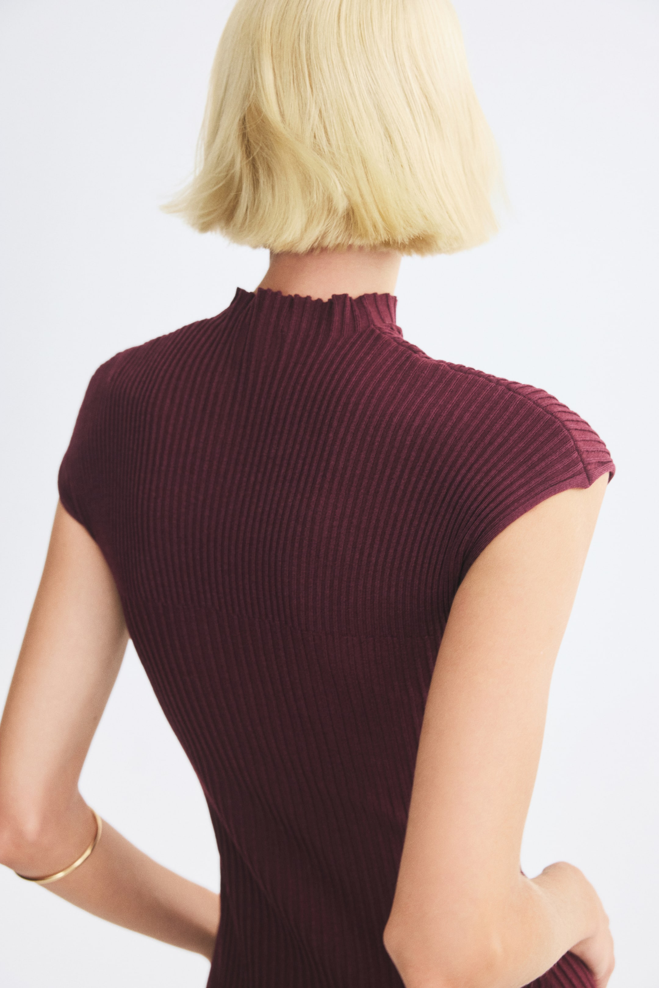 Robe en tricot côtelé avec col cheminée