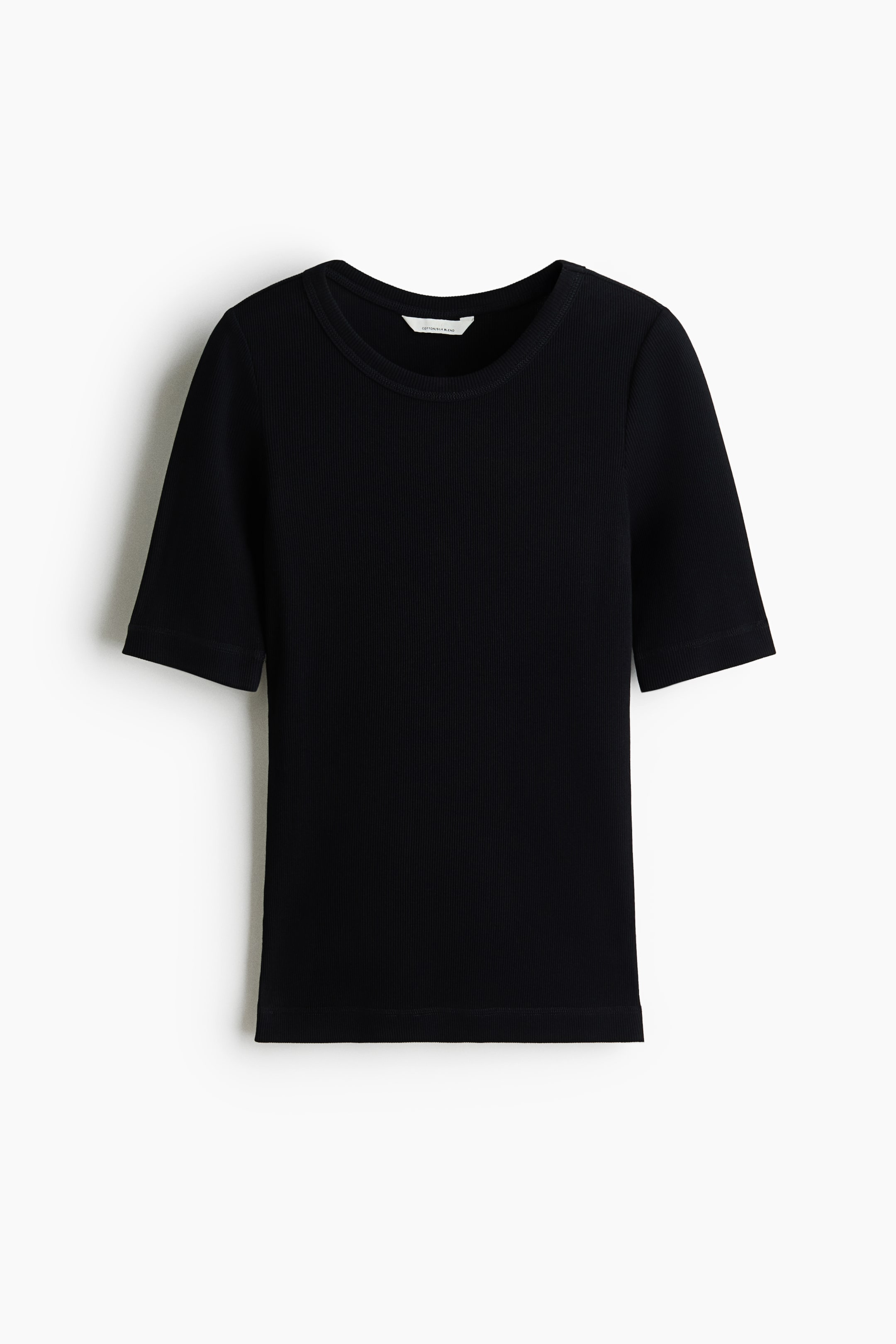 Se større billede: En sort ribstrikket T-shirt ligger fladt med forsiden opad. Den har rund hals og korte ærmer.