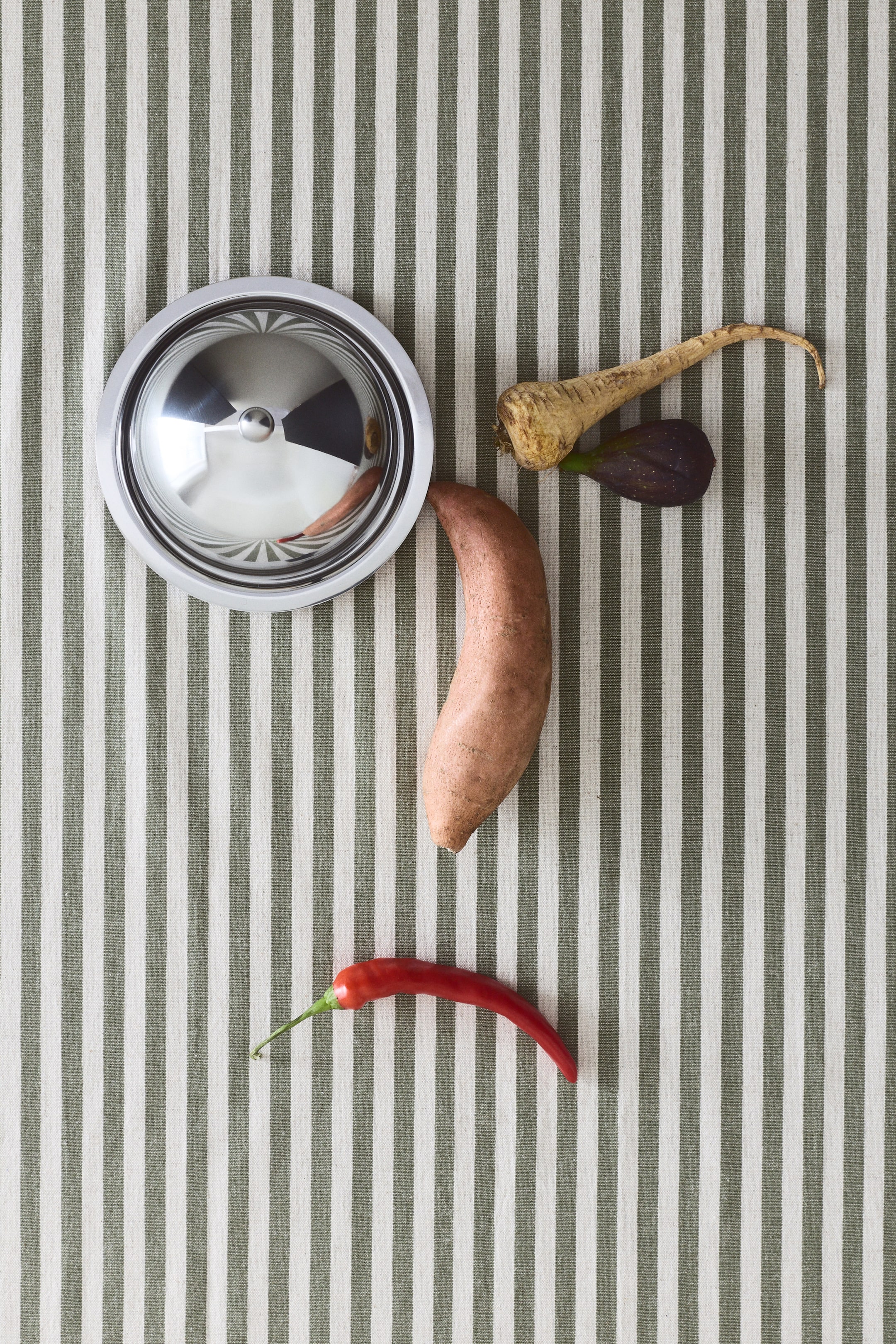 拡大画像を表示: リネンブレンドテーブルクロス - Khaki green/Striped - Home All | H&M JP 1