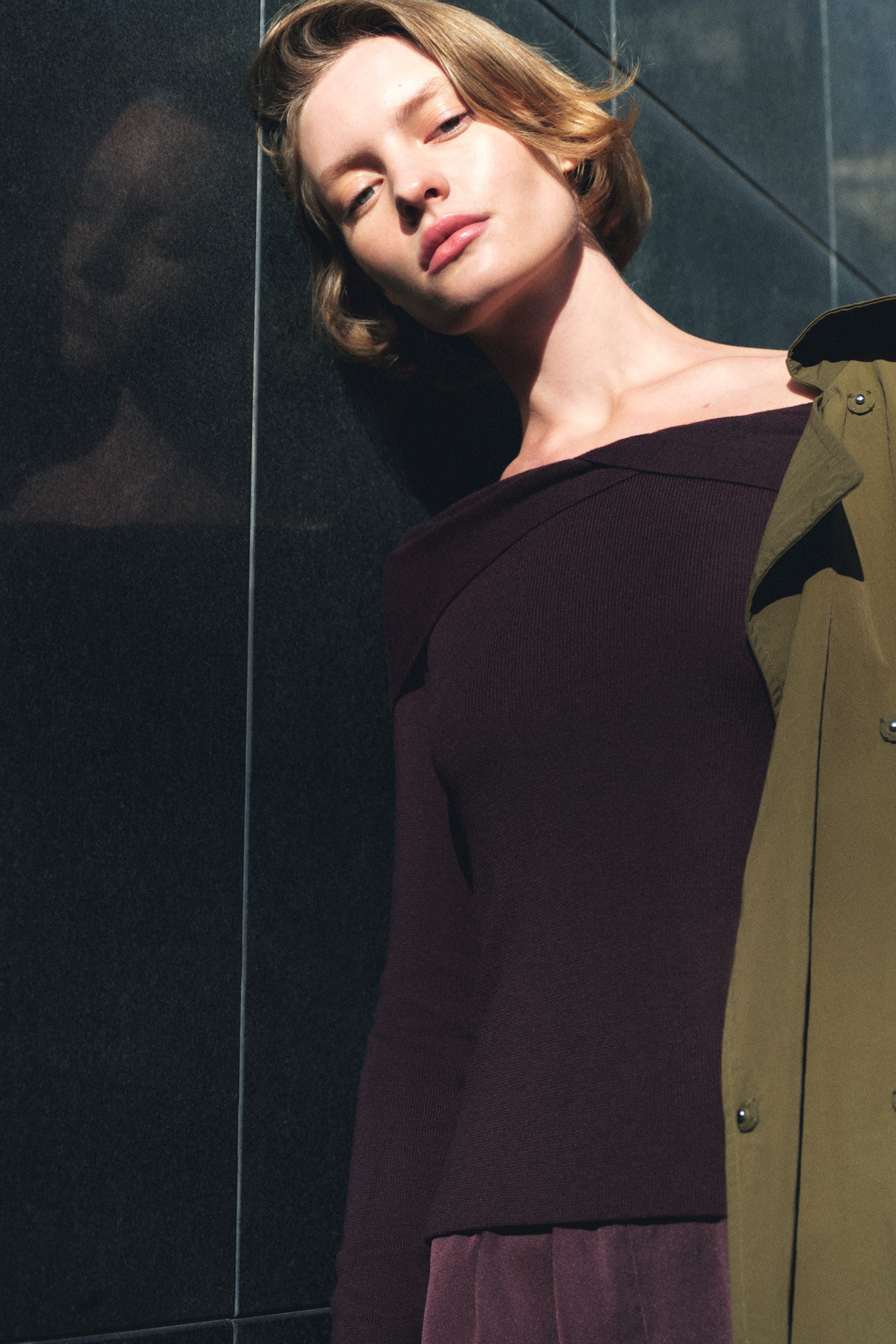 Off-Shoulder-Shirt mit Twistdetail - Dunkelbraun/Schwarz - 1
