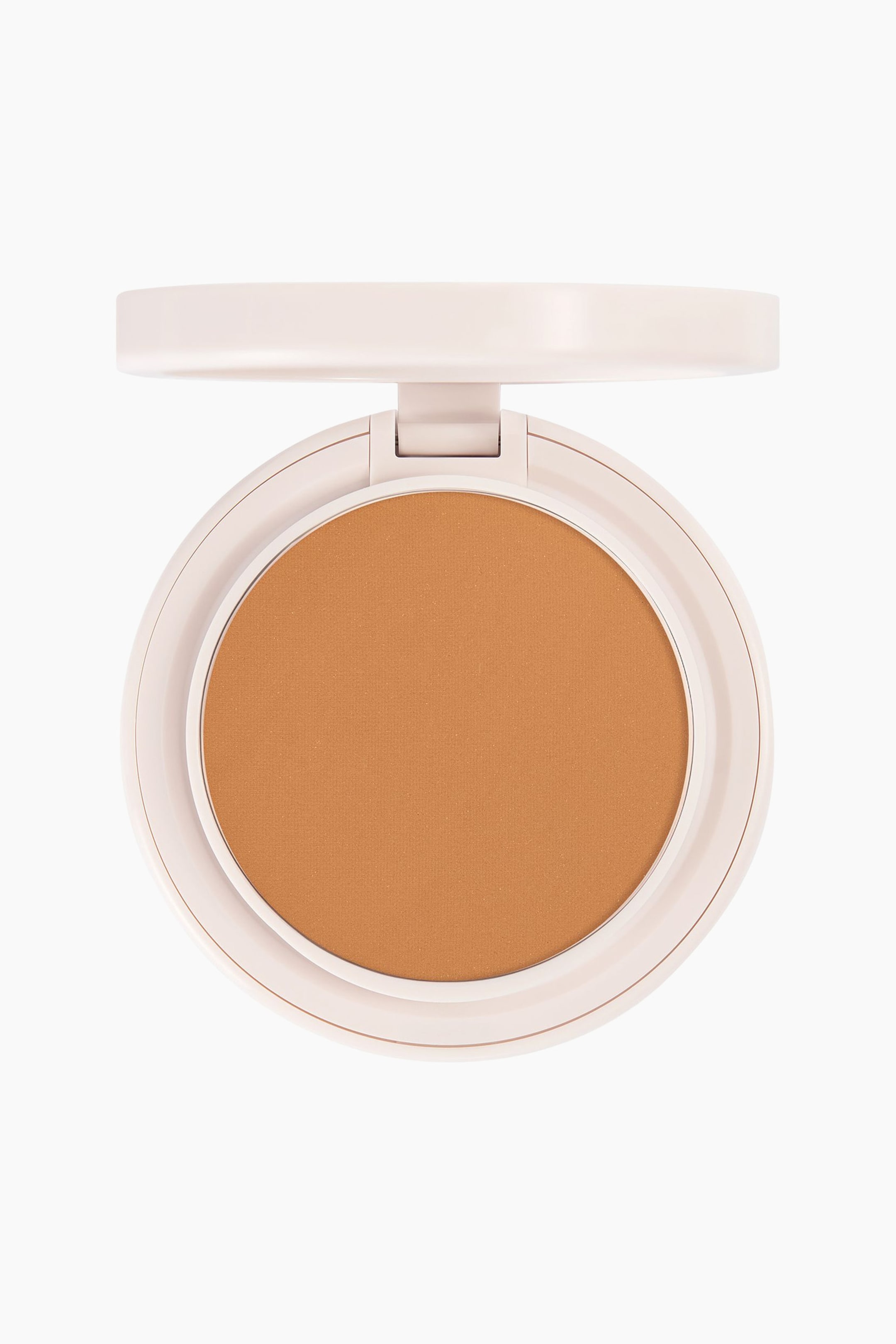 Se større billede: Natural Blur Powder Foundation præsenteres i en åben, cirkulær, lyserød kompakt, der vender direkte fremad. Kompakten viser et hængslet låg, der er slået op for at afsløre en rund beholder med glat, medium tan presset pudder.
