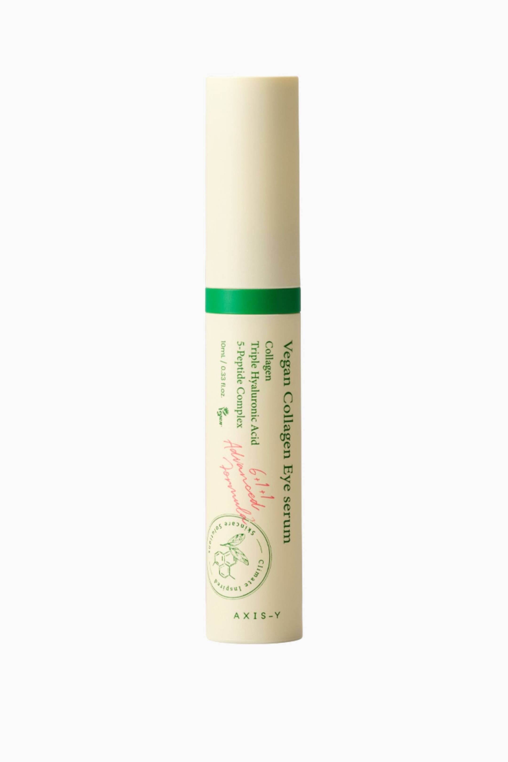 Visa större bild: Ett benvitt cylindriskt rör med Vegan Collagen Eye serum står upprätt och vänt framåt. Ett grönt band omsluter den övre delen, och olika produktuppgifter, inklusive 'Vegan Collagen Eye serum' och 'AXIS-Y', är tryckta vertikalt på ytan.