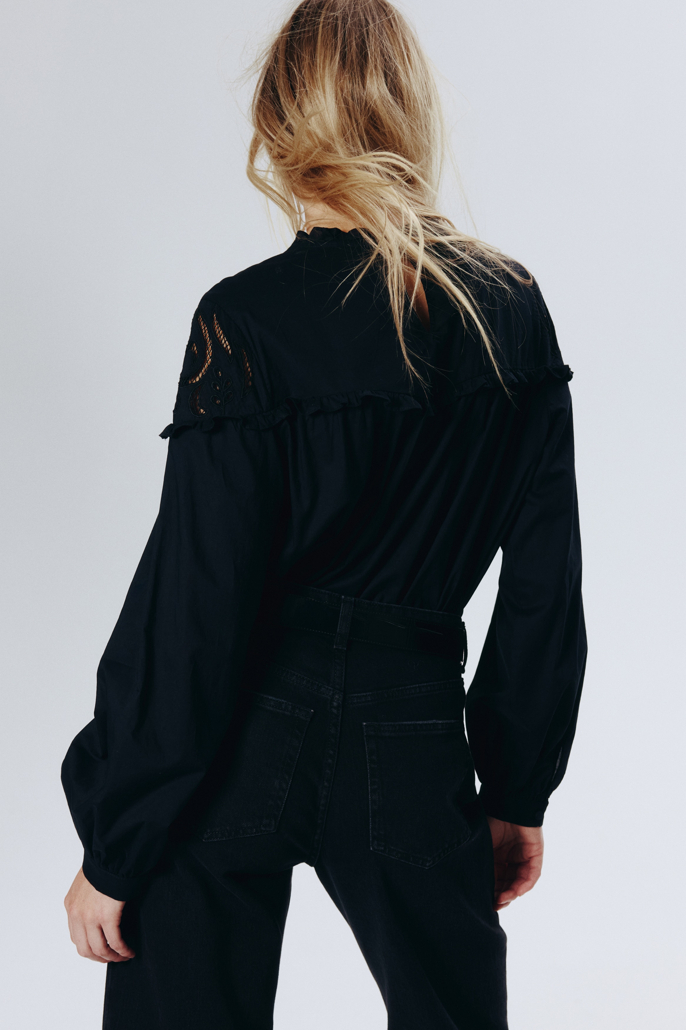 Broderie anglaise-detail blouse