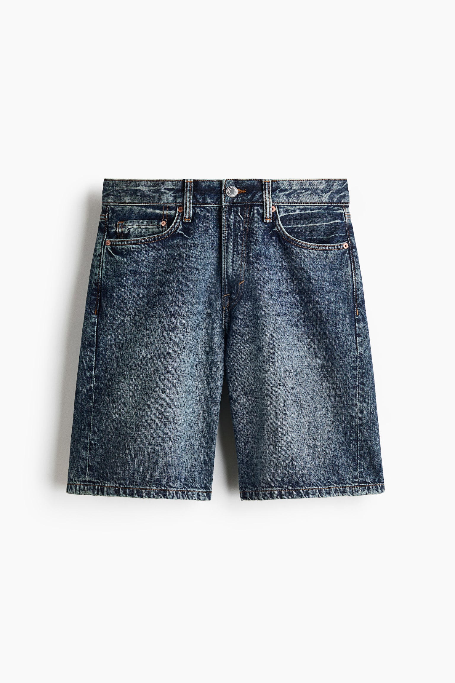 Quần short denim màu xanh đậm hiển thị kiểu giặt phai với đường chỉ may tương phản. Chúng có nút cài phía trước và khóa kéo, đai lưng và túi trước với một túi nhỏ đựng tiền xu thêm. - 1