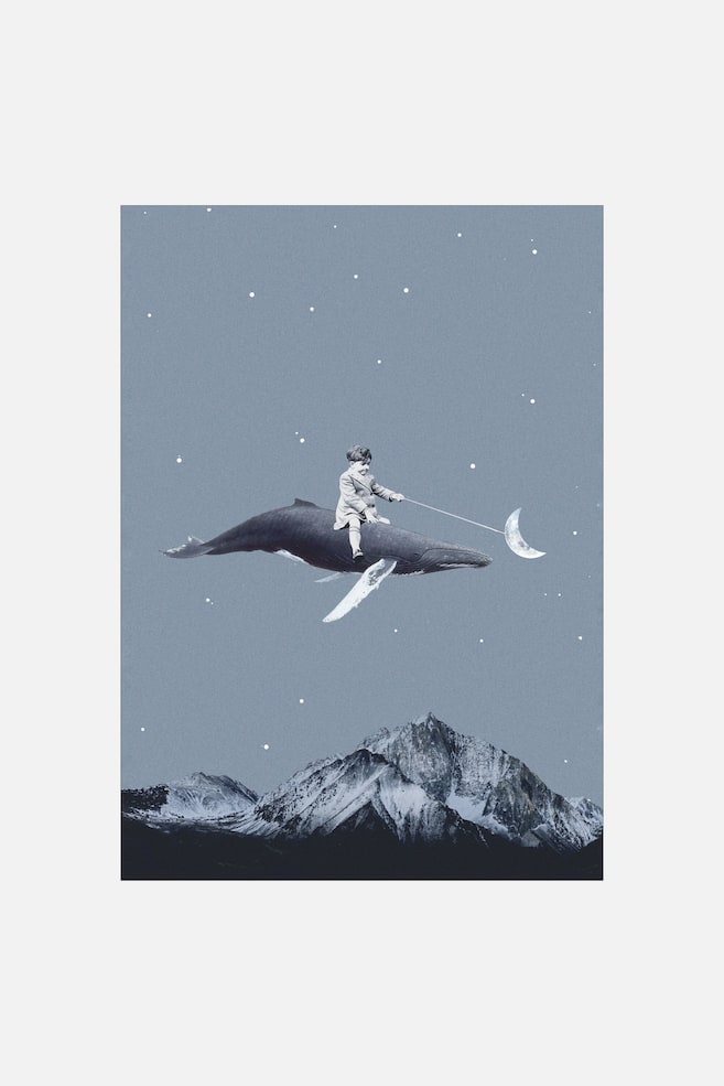 En konstprint visar en surrealistisk collage som skildrar en ung pojke som rider pÃ¥ ryggen av en flygande knÃ¶lval genom en stjÃ¤rnbestrÃ¶dd, dÃ¤mpat blÃ¥ himmel. Pojken hÃ¥ller i en tunn linje fÃ¤st vid en halvmÃ¥ne som svÃ¤var framfÃ¶r dem, medan en snÃ¶tÃ¤ckt bergskedja strÃ¤cker sig lÃ¤ngs kompositionens nederkant. - 1
