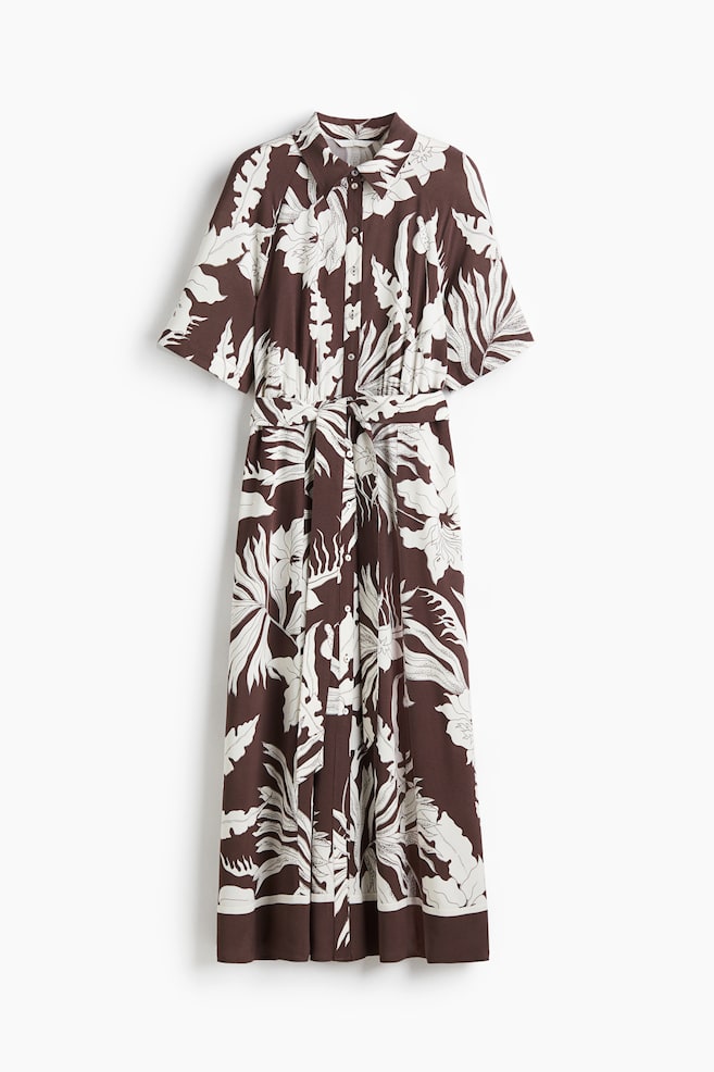 Robe chemise avec ceinture à nouer - Marron foncé/fleuri/Beige clair/imprimé léopard/Noir/Crème/motif noir/Bleu vif/motif blanc/Noir/Crème/motif zébré/Noir/Blanc/rouge/fleuri/Blanc/motif vert - 1