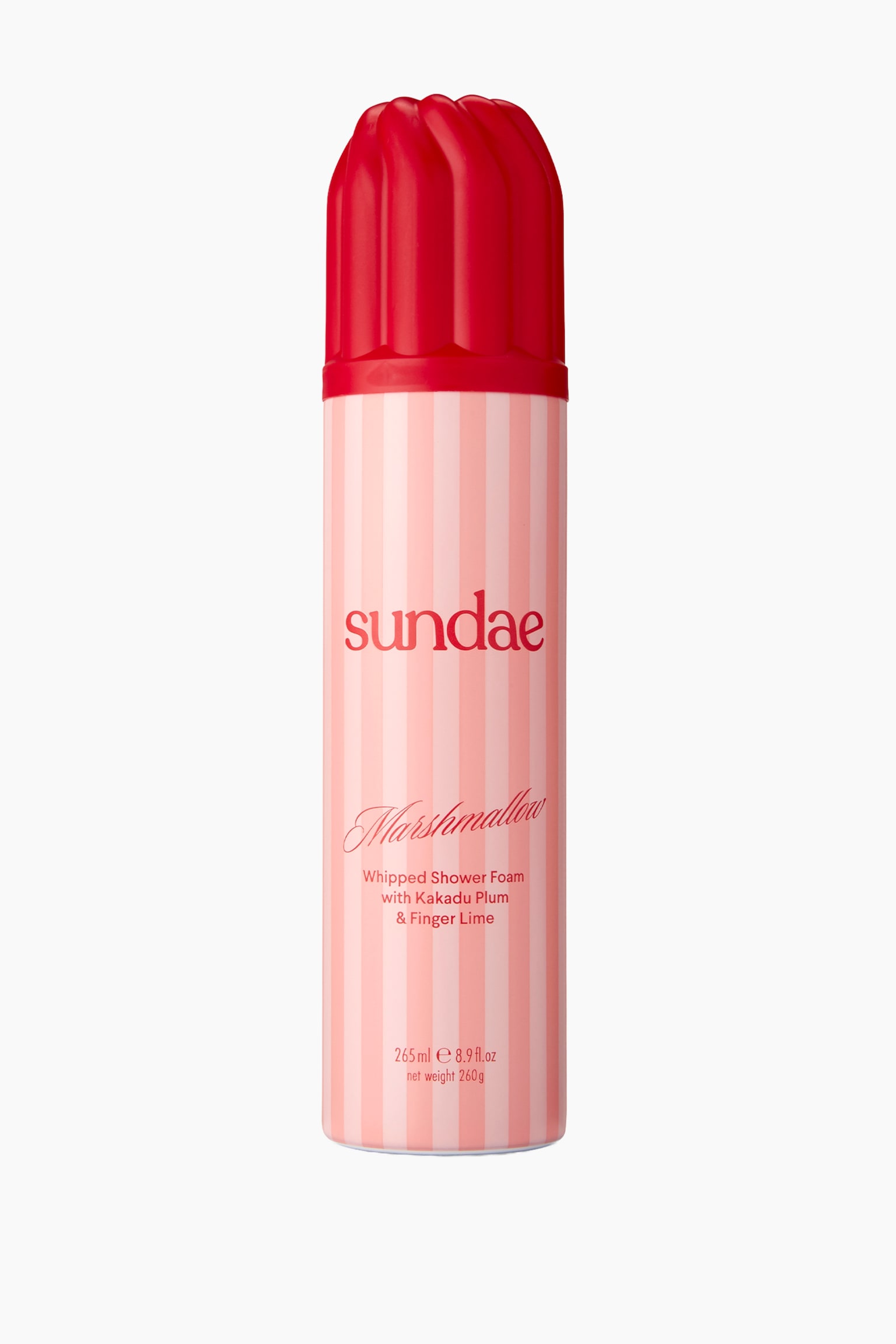En burk Sundae Marshmallow Whipped Shower Foam stÃ¥r upprÃ¤tt och visar upp en cylindrisk kropp dekorerad med vÃ¤xelvisa ljusrosa vertikala rÃ¤nder och rÃ¶d text. Flaskan har ett klarrÃ¶tt, veckat lock som pÃ¥minner om en sprits fÃ¶r vispgrÃ¤dde. - 1