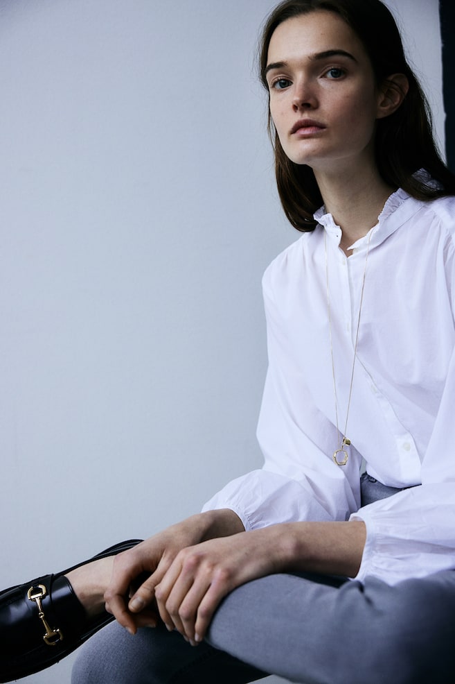 Bawełniana bluzka z falbankami - Biały/Niebieski/Paski - 1
