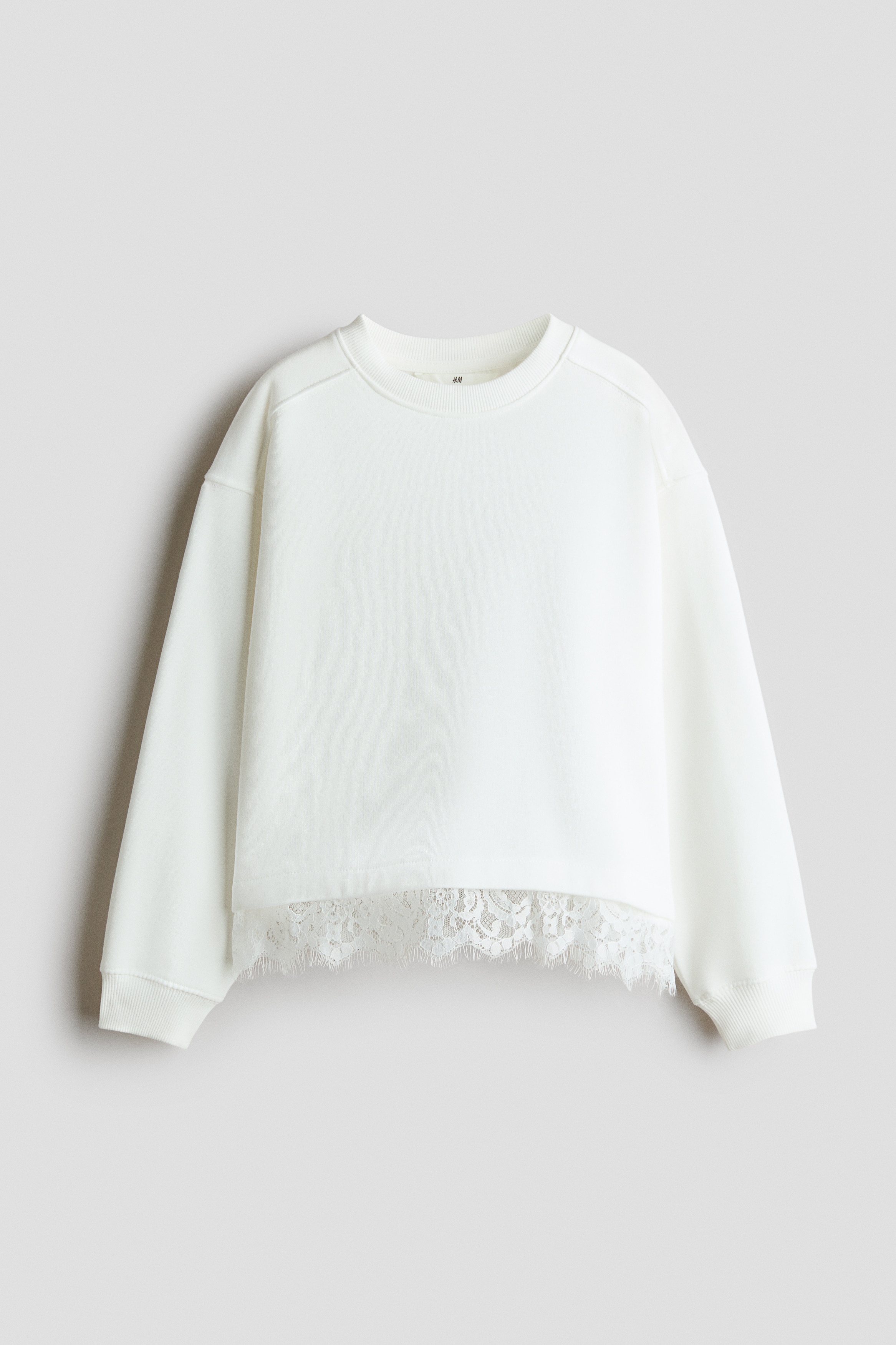 Sweatshirt com rendaModelo