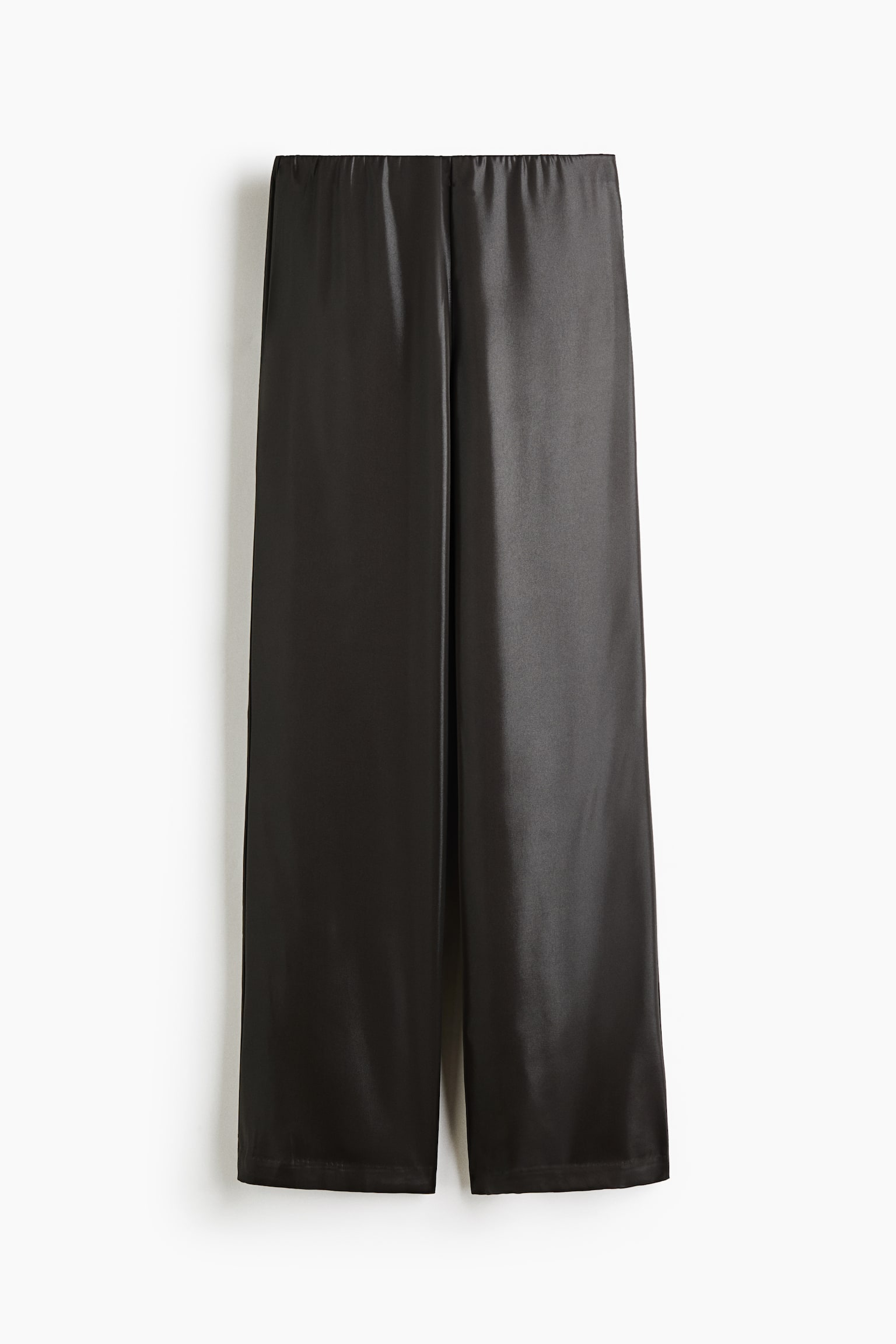 Schwarze Satin-Hose mit weitem Bein hÃ¤ngt in einer Frontansicht und zeichnet sich durch eine entspannte, gerade Silhouette sowie einen gerafften Elastikbund aus. Der glatte, glÃ¤nzende Stoff fÃ¤llt gerade nach unten bis zu einem weiten, sauber verarbeiteten Saum.