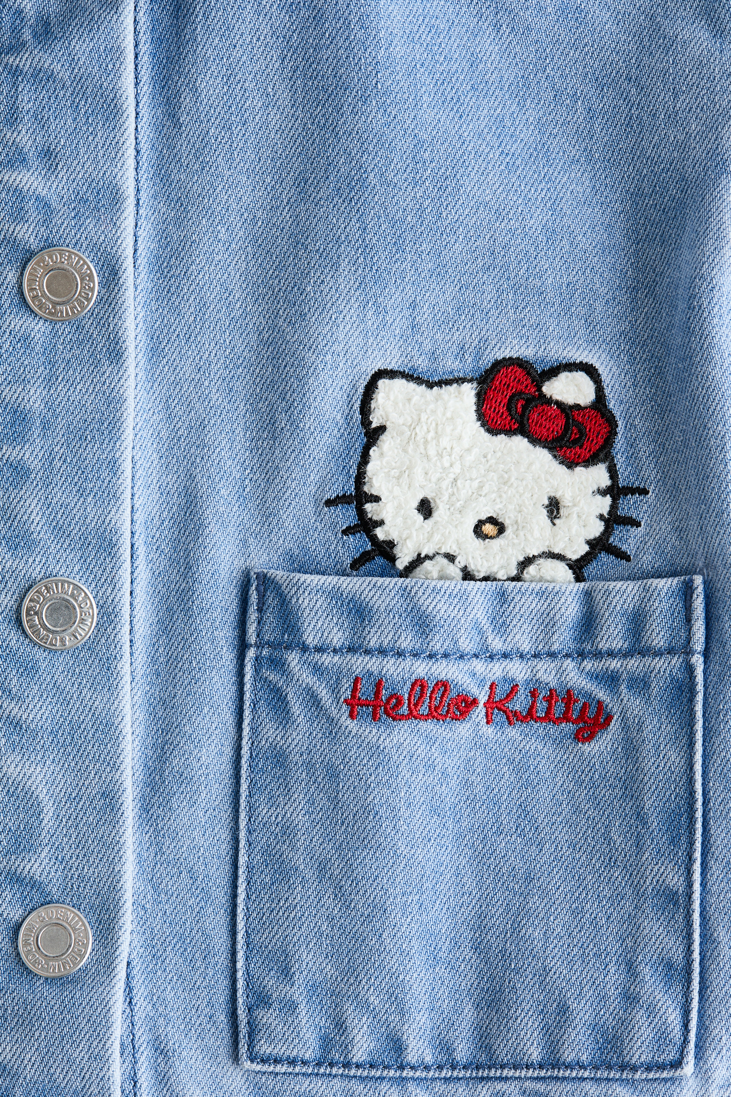 刺繍ディテール デニムジャケット - デニムブルー／ハローキティ