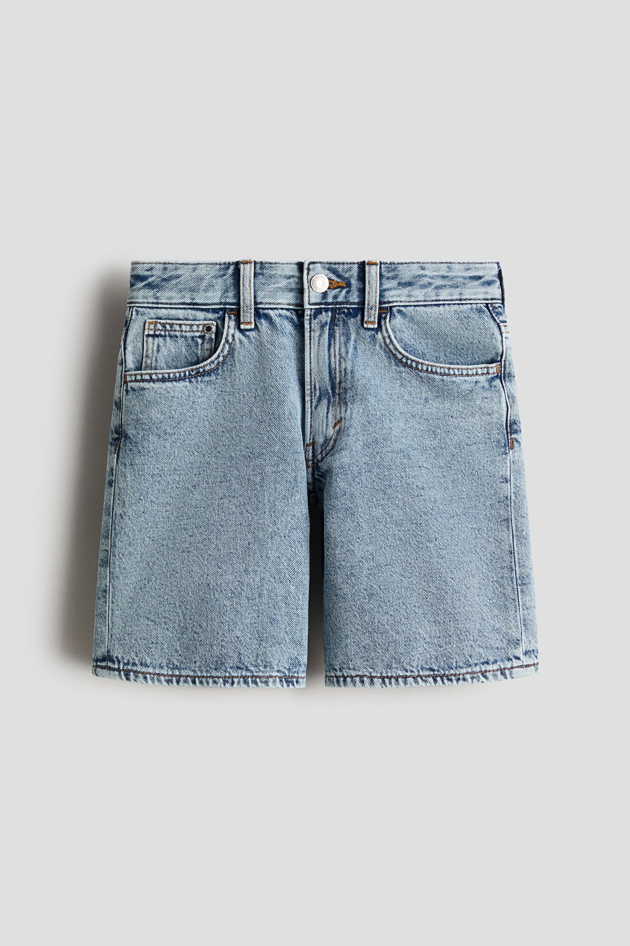 Ver imagen más grande: Los pantalones cortos de cinco bolsillos se muestran desde el FRENTE, presentando un denim suave y azul claro, un ajuste holgado en la cadera y el muslo, una cintura ajustable y elástica, una bragueta con cremallera y un cierre de botón.