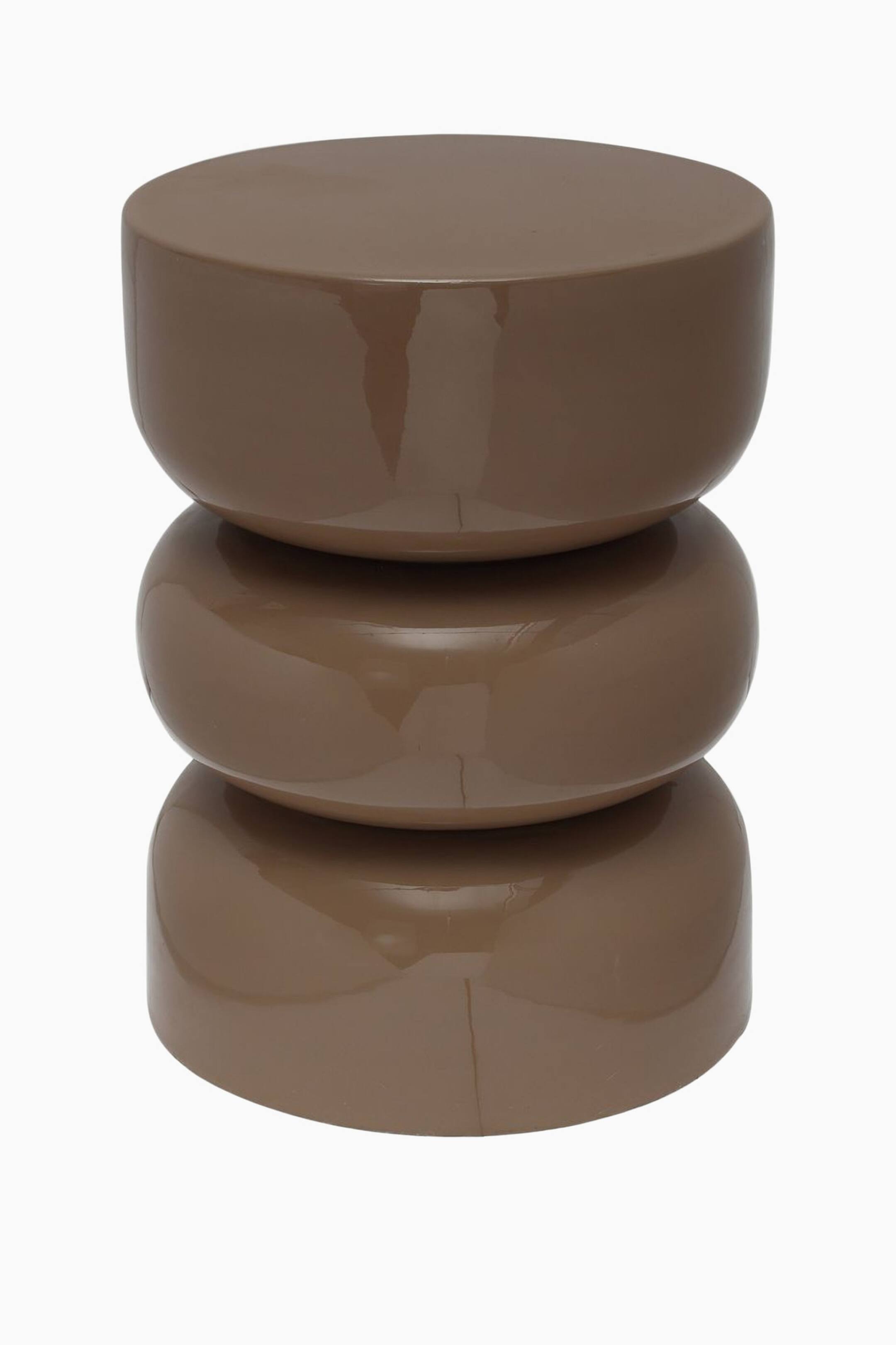 Größeres Bild anzeigen: Ein brauner, glänzender Akzenttisch weist ein gestapeltes Design auf, das aus drei gerundeten Formen besteht. Die oberen und unteren Formen erscheinen breiter und flacher, während die zentrale Form gewölbt und kugelförmiger ist.