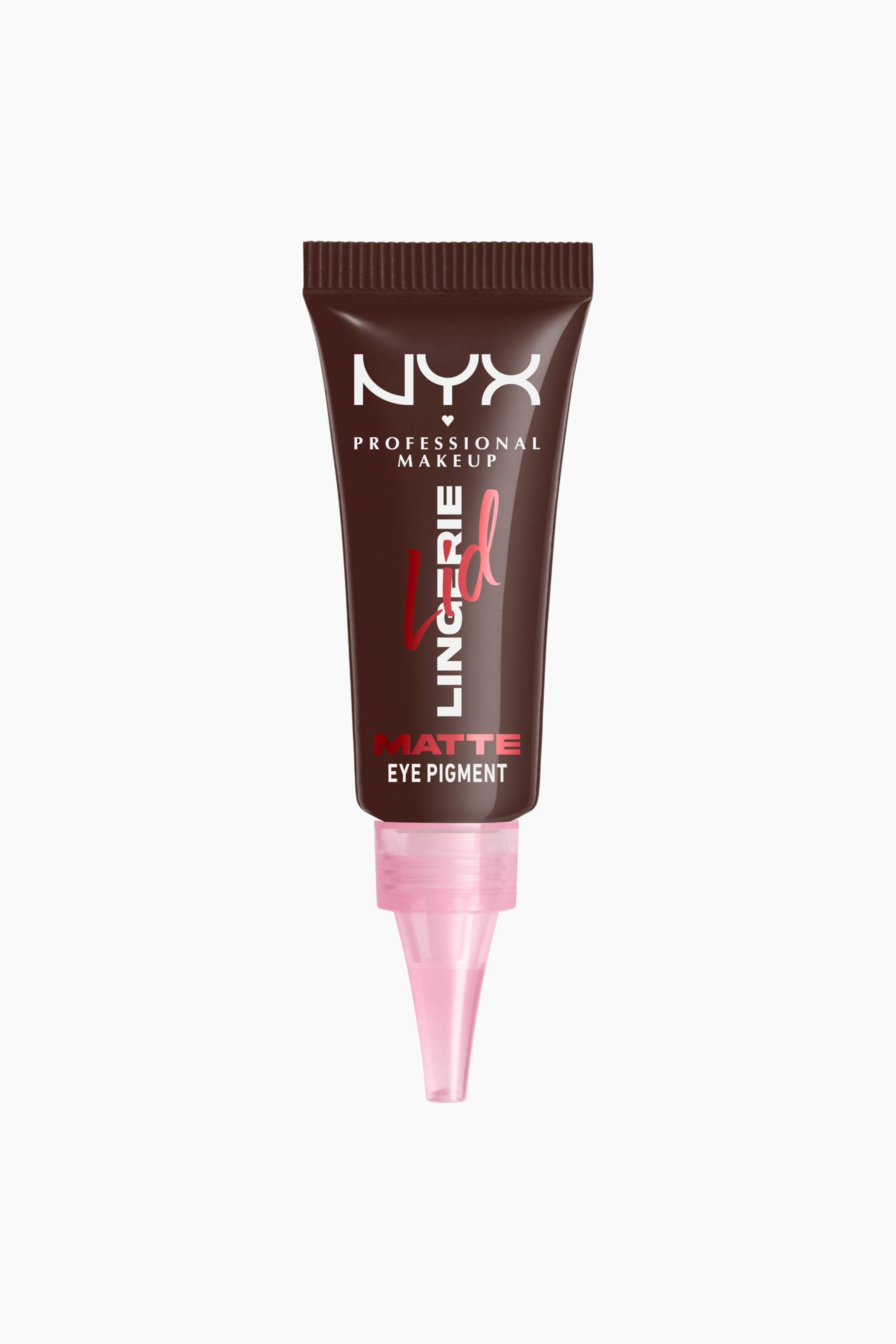 Se større billede: En mørkebrun fleksibel tube med NYX Professional Makeup Lingerie Matte Eye Pigment står oprejst og vender fremad. Den har hvid brandtekst og rød produkttypografi, og en gennemsigtig lyserød applikatorspids stikker frem fra bunden.
