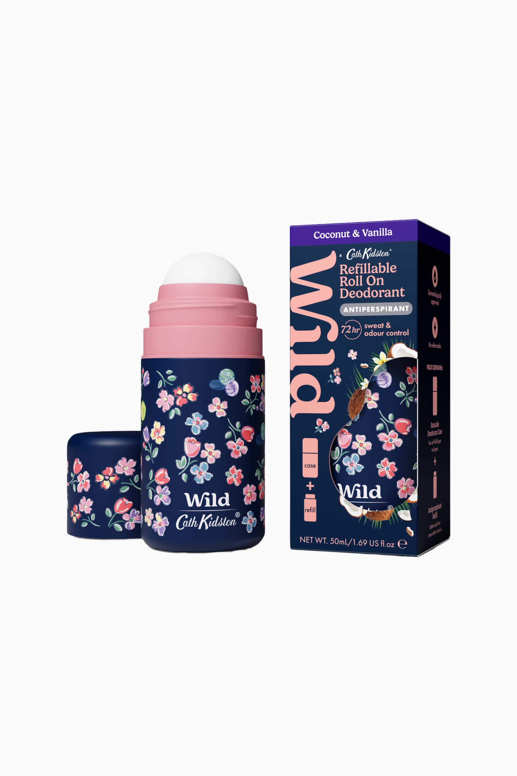 Visa större bild: Ett startpaket med Wild x Cath Kidston påfyllningsbar roll-on-deodorant står upprätt och visar ett marinblått fodral dekorerat med ett färgstarkt blommönster, en matchande avtagbar kork och en synlig vit rollerkula. Till höger står den rektangulära förpackningslådan, lätt vinklad för att visa dess samordnade design i marinblått, rosa och blommönster.