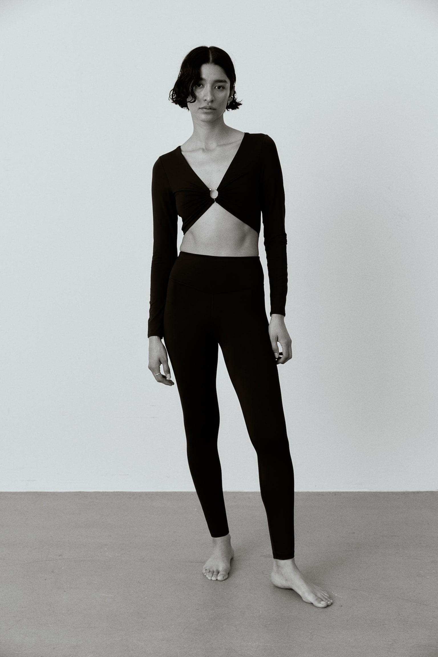 Cropped Activewear Top In DryMove™ - Black - 3