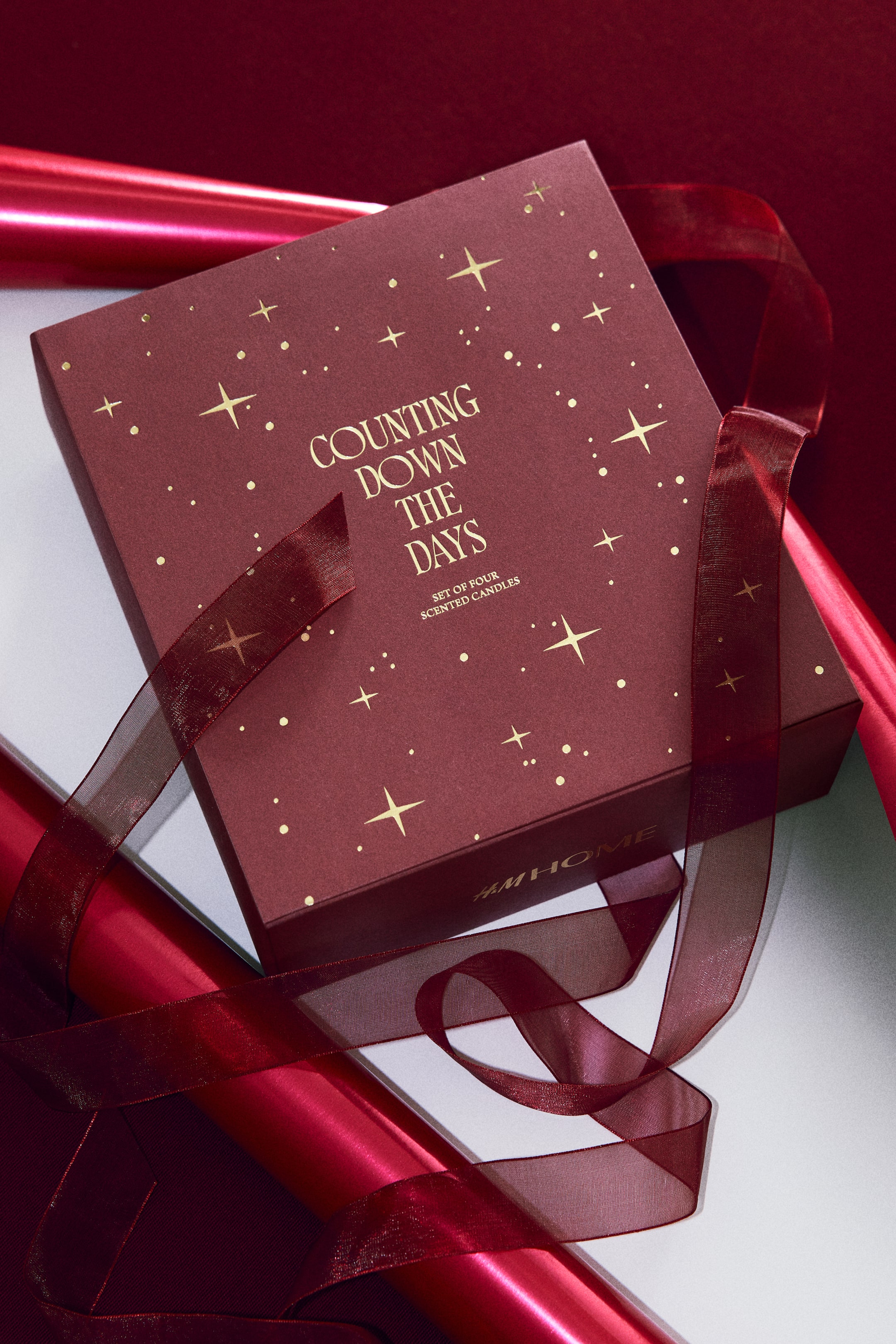 Grösseres Bild ansehen: Geschenkbox mit 4 Duftkerzen - Rot - HOME | H&M CH 1