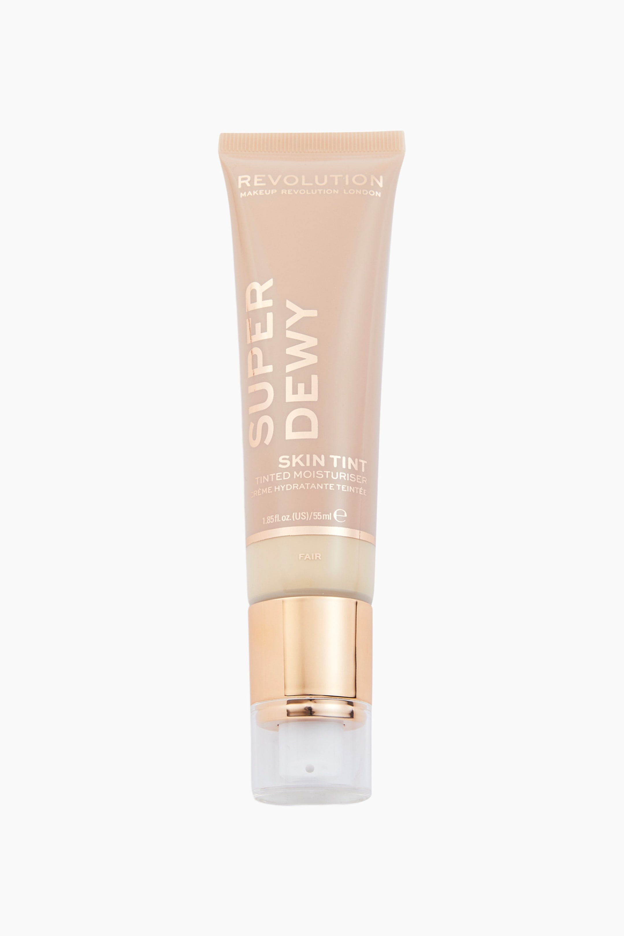 Visa större bild: Revolution Superdewy Tinted Moisturiser står upprätt och visar sin frontvända ljusbeige klämtub med metallic roséguldfärgade detaljer och text. Tubens nedre del har ett transparent fönster som visar den ljusa produkten, övergående i en metallic guldfärgad pumpdispenser som är innesluten i en genomskinlig plastkork.