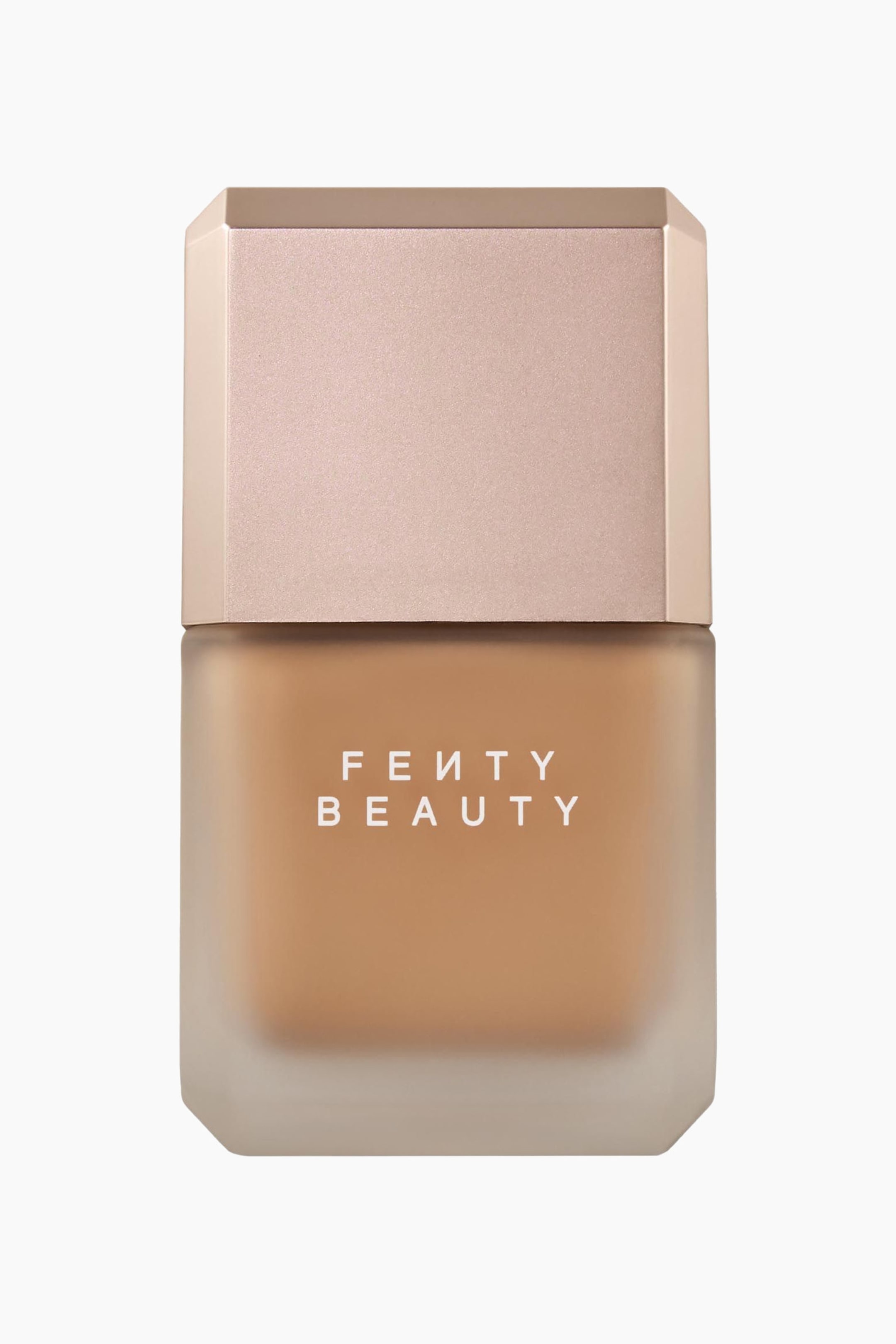 Visa större bild: Pro Filt'r Fluid Flex Matte Longwear Foundation står upprätt i framåtriktad position och har en frostad glasflaska som avslöjar en medium-tan nyans av flytande foundation inuti. Flaskan visar upp ett metalliskt, roséguldfärgat rektangulärt lock med fasade hörn och har ”FENTY BEAUTY”-logotypen tryckt i vitt på framsidan.