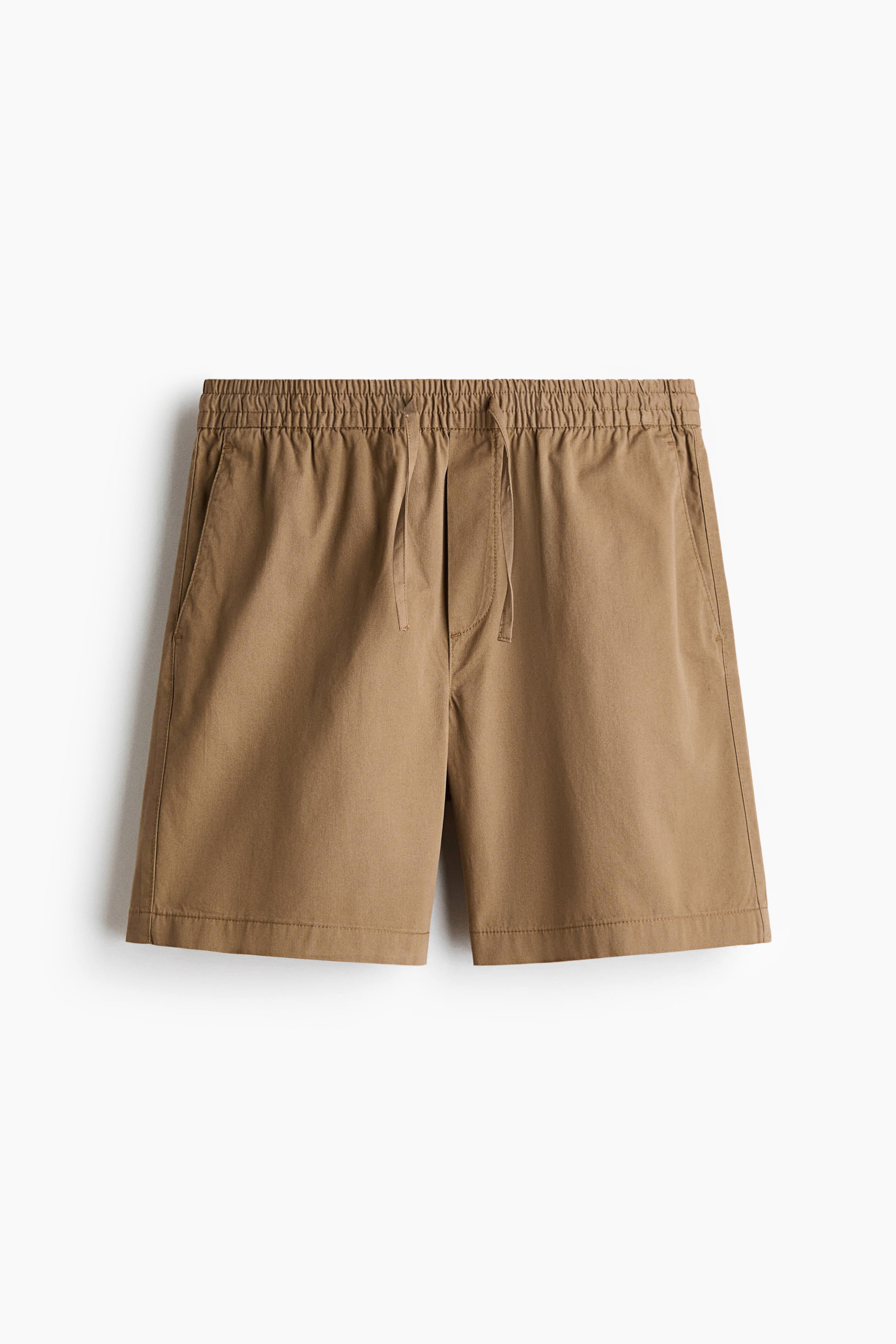 Agrandir l'image: Shorts en sergé de coton doux marron avec taille élastiquée et cordon de serrage, ainsi qu'une fausse braguette, vus de face. Ils présentent des poches latérales en diagonale et une coupe décontractée.
