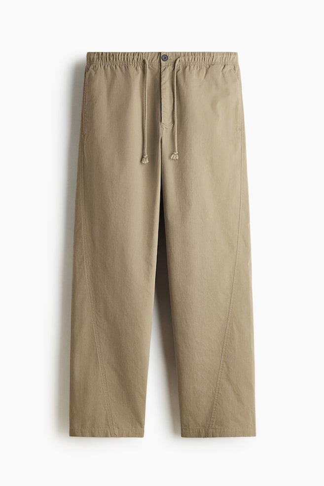 Hose mit Twisted Leg in Relaxed Fit - Khakigrün/Schwarz - 1